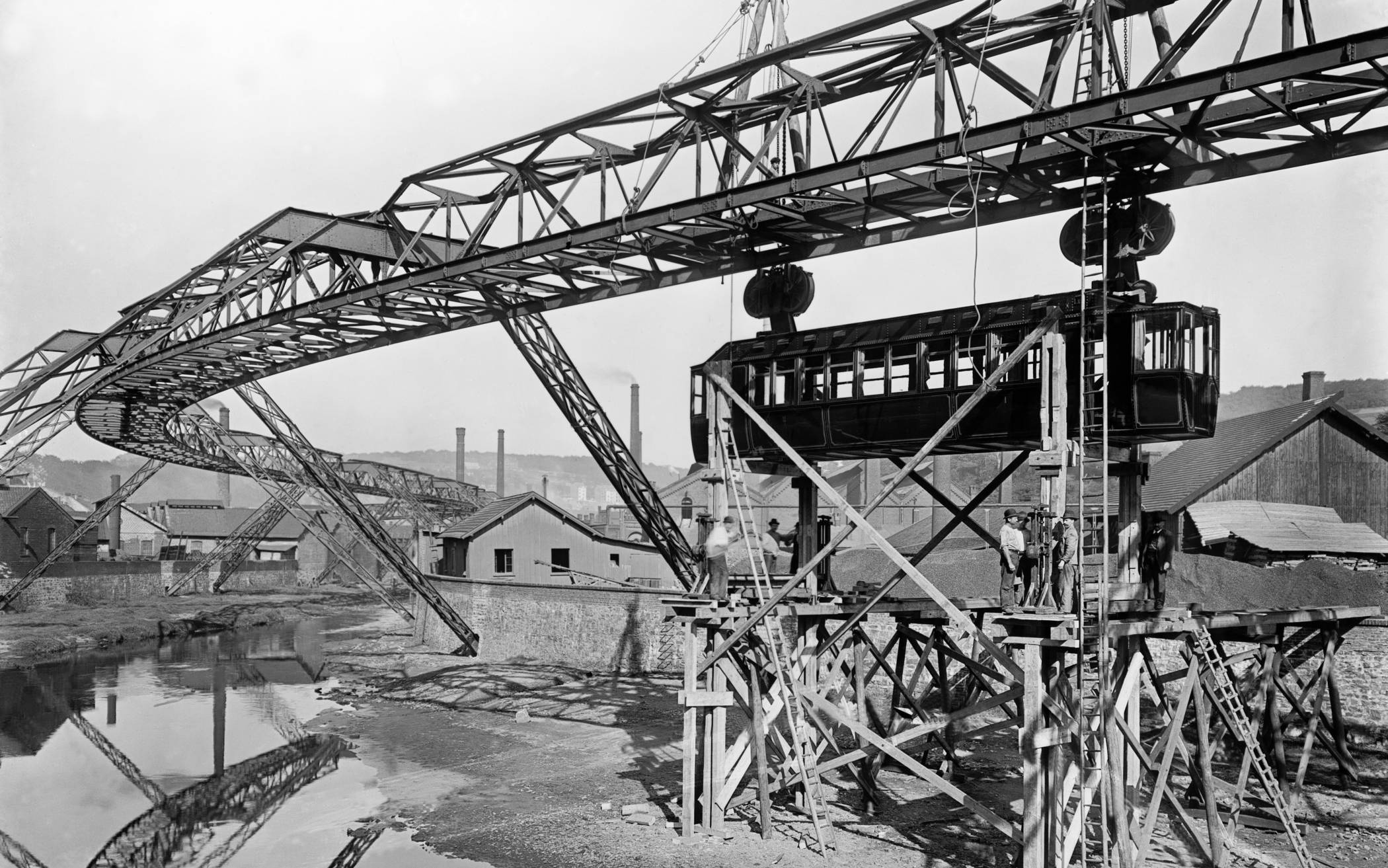  Bereits 1898 wurden die ersten Probewagen in Varresbeck ans Gerüst gehängt. 
