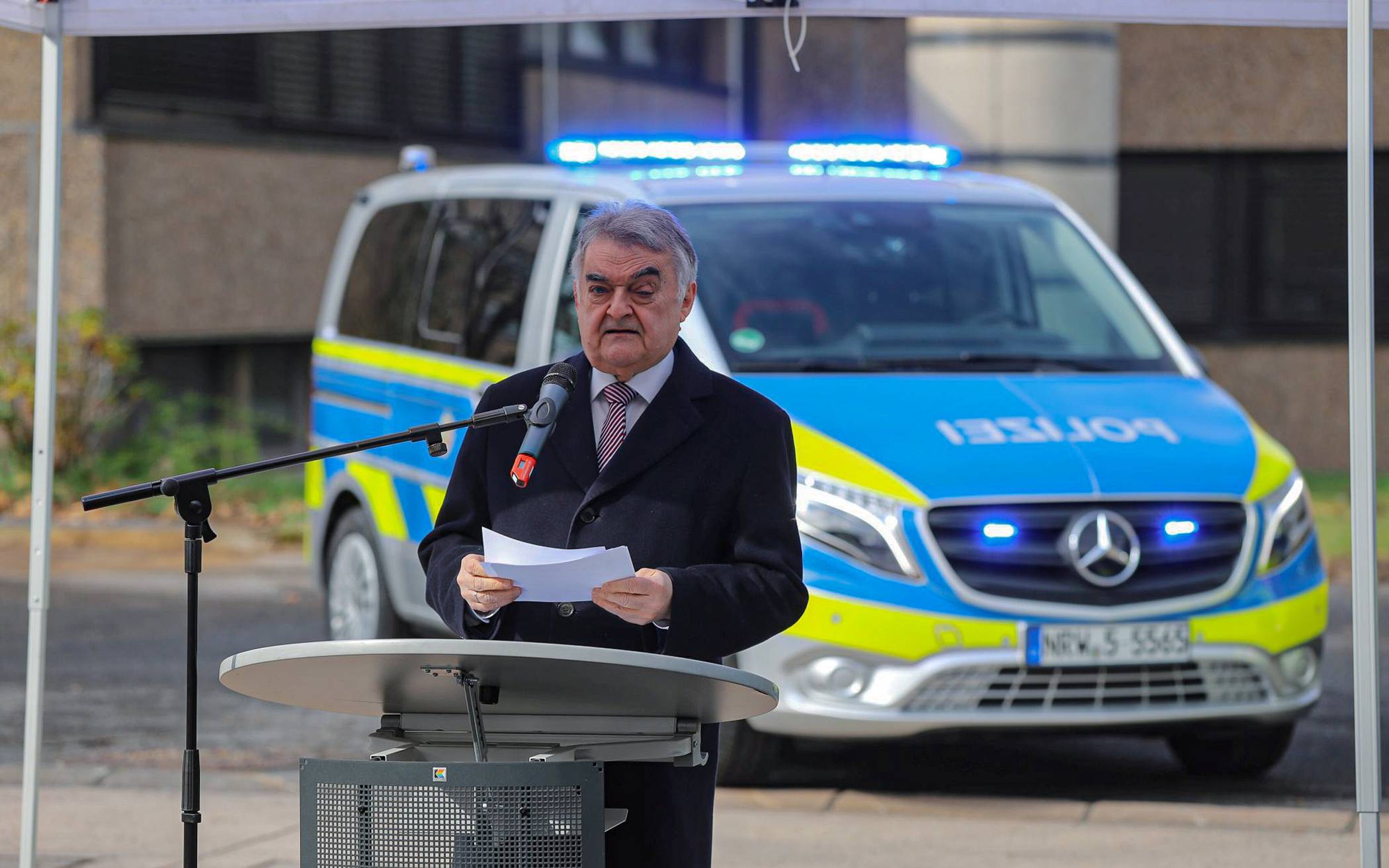  Minister Herbert Reul bei der Vorstellung der neuen Fahrzeuge. 