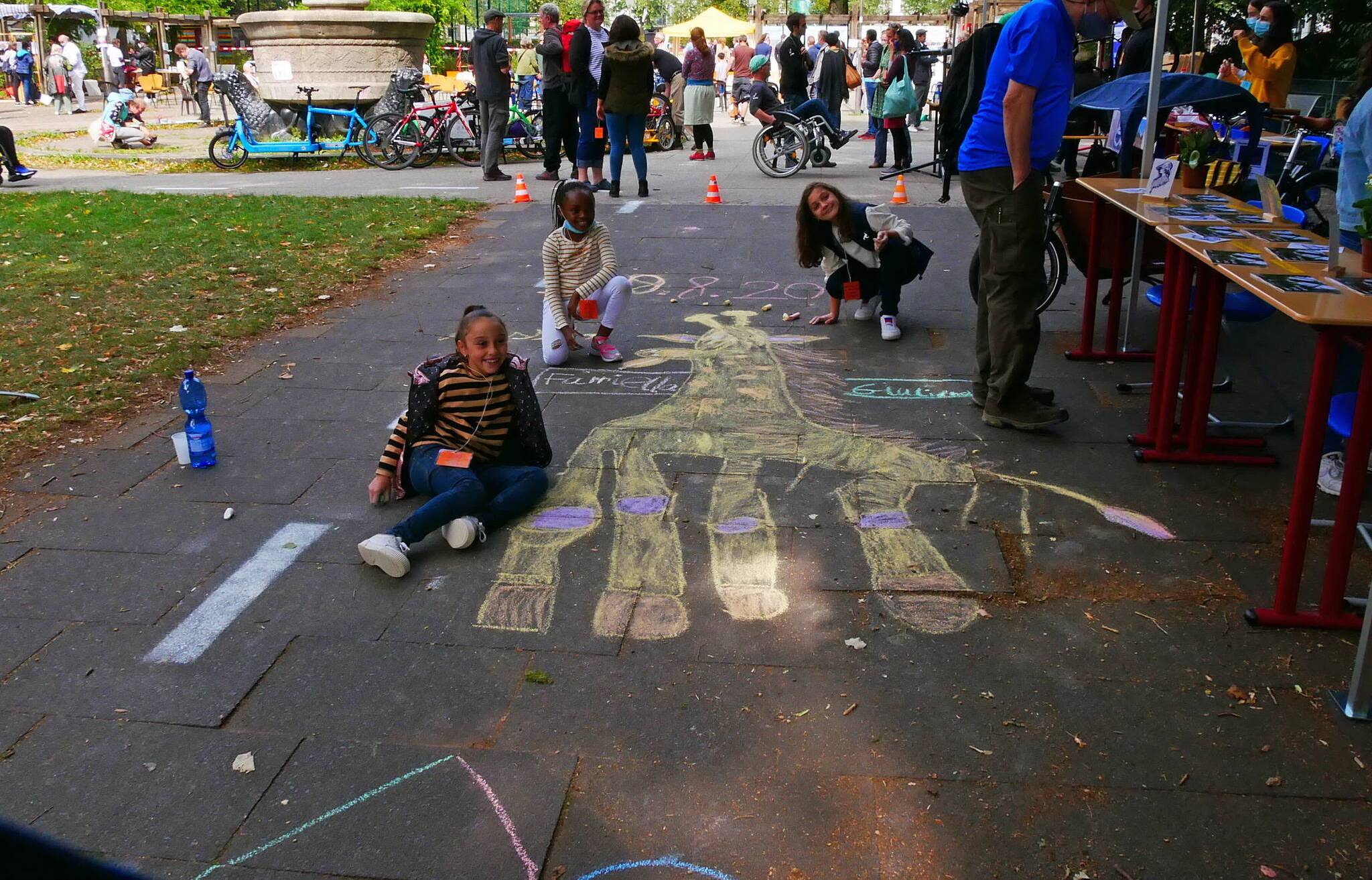  Kinder auf dem Platz der Republik am Ostersbaum beim "Platz für gutes Leben 2020". 