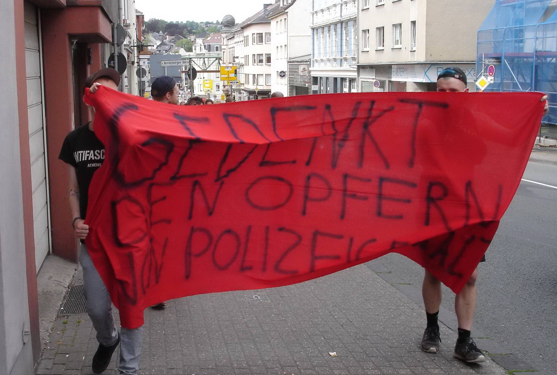  Banner bei der Kundgebung an der Tannenbergstraße. 