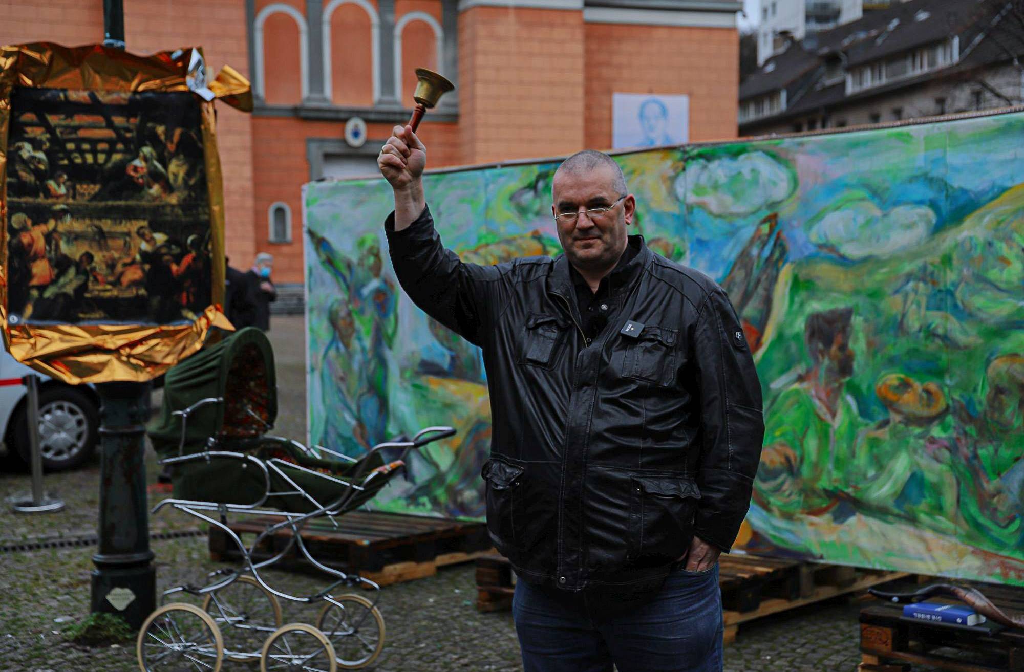  Dr. Werner Kleine im Dezember 2020 an der Künstlerkrippe auf dem Laurentiusplatz. 