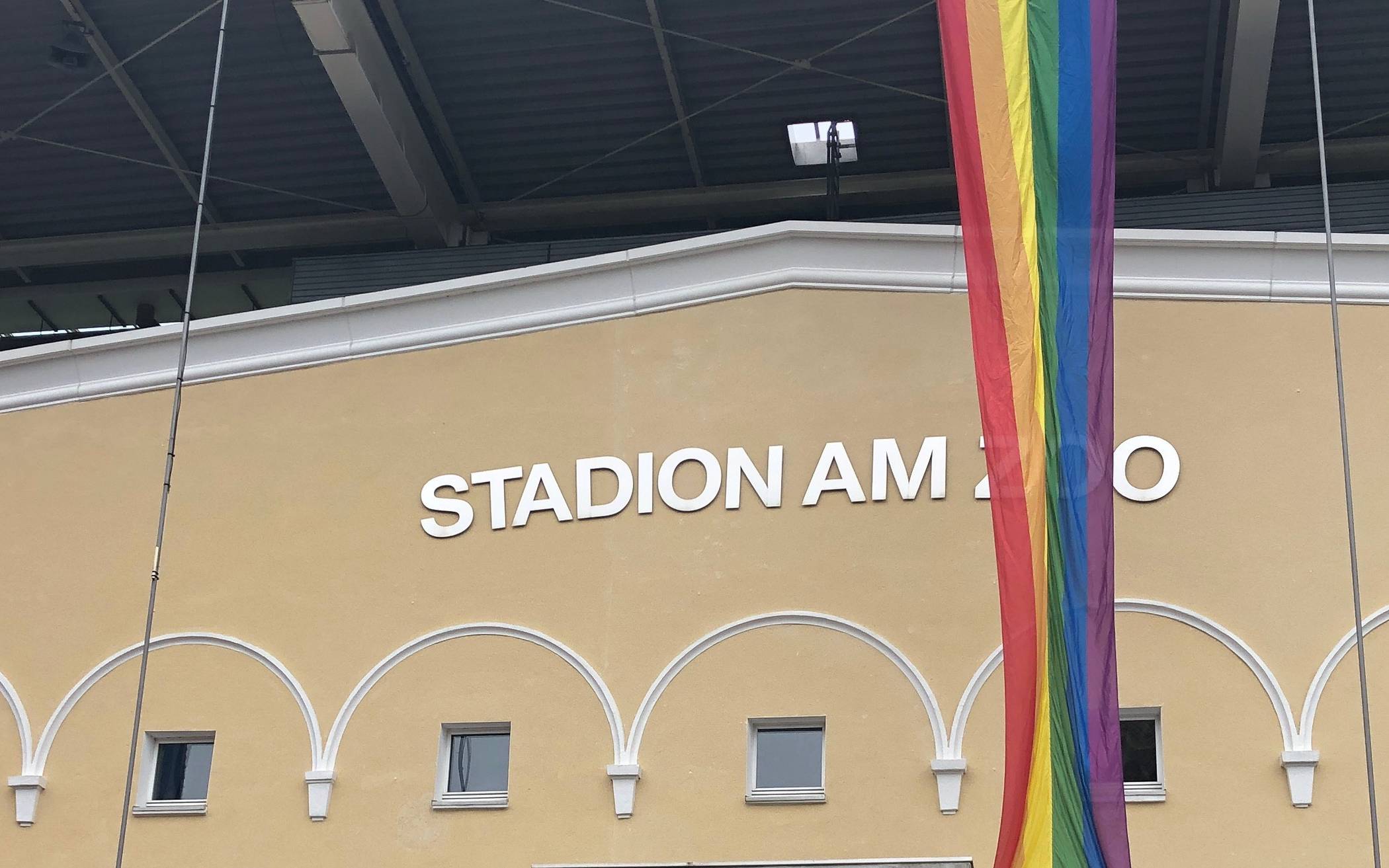 Am Stadion am Zoo weht die Regenbogenflagge