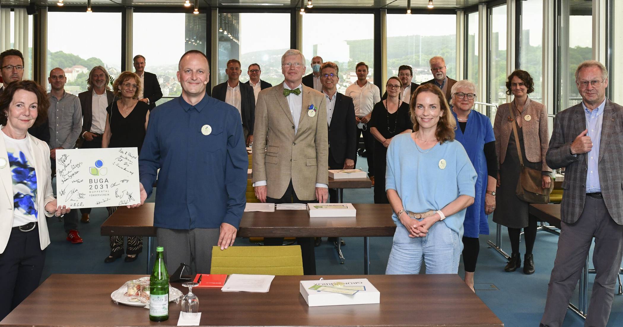  Die Gründungsversammlung der „Freunde und Förderer der  Bundesgartenschau Wuppertal 2031 e. V.“ fand in der  Stadtsparkasse Wuppertal mit dem Blick auf die „Wupperforte“ statt, einem zukünftigen Teil der BUGA 2031. 