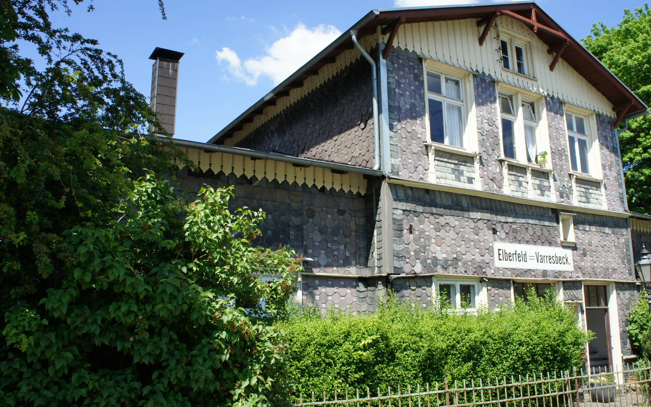  So präsentiert sich die Vorderansicht des alten Bahnhofs Varresbeck an der Nordbahntrasse.  