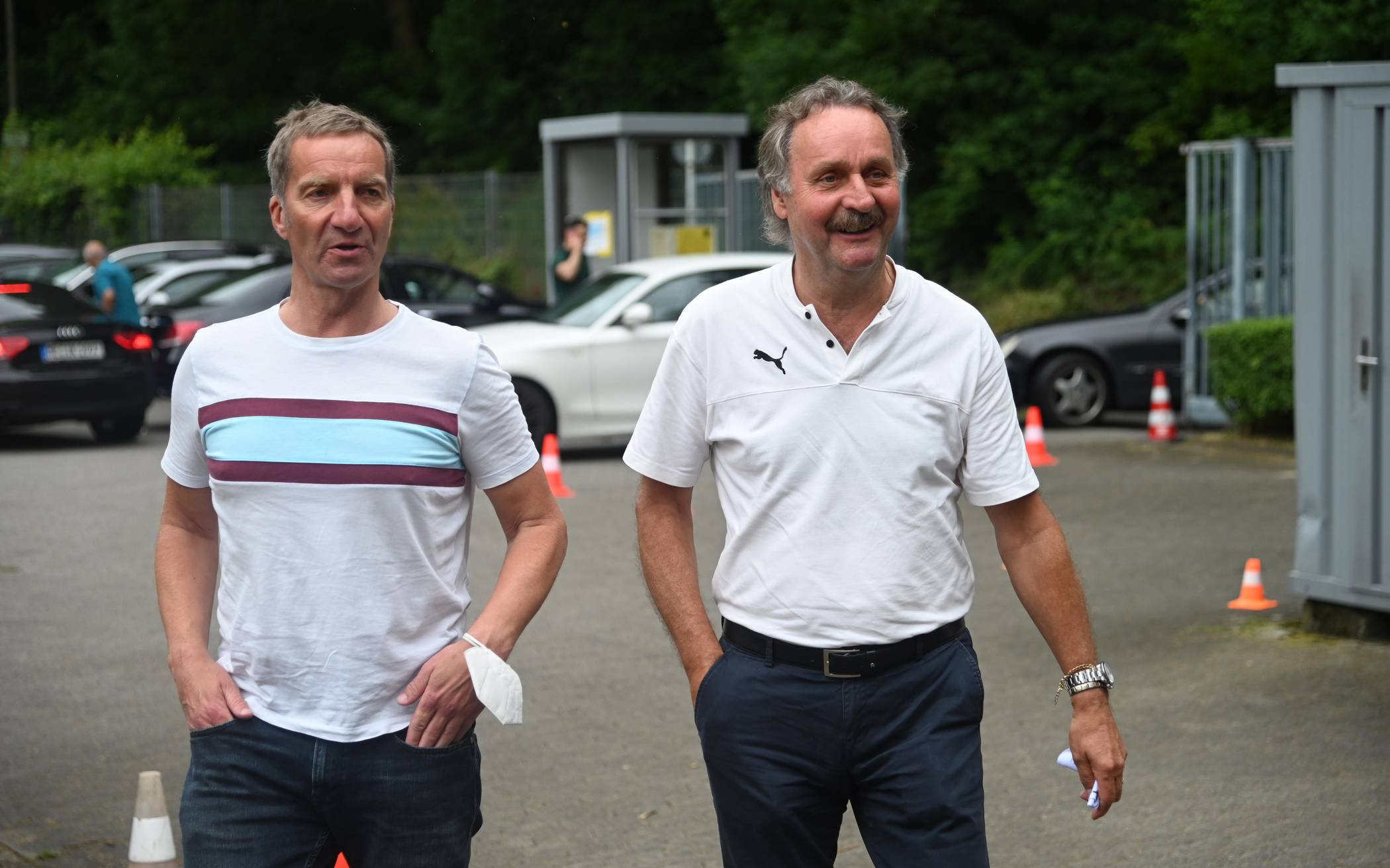  Die WSV-Vorstandsmitglieder Thomas Richter (li.) und Peter Neururer (langjähriger Trainer des VfL Bochum) freuen sich sehr auf das Pokalspiel. 