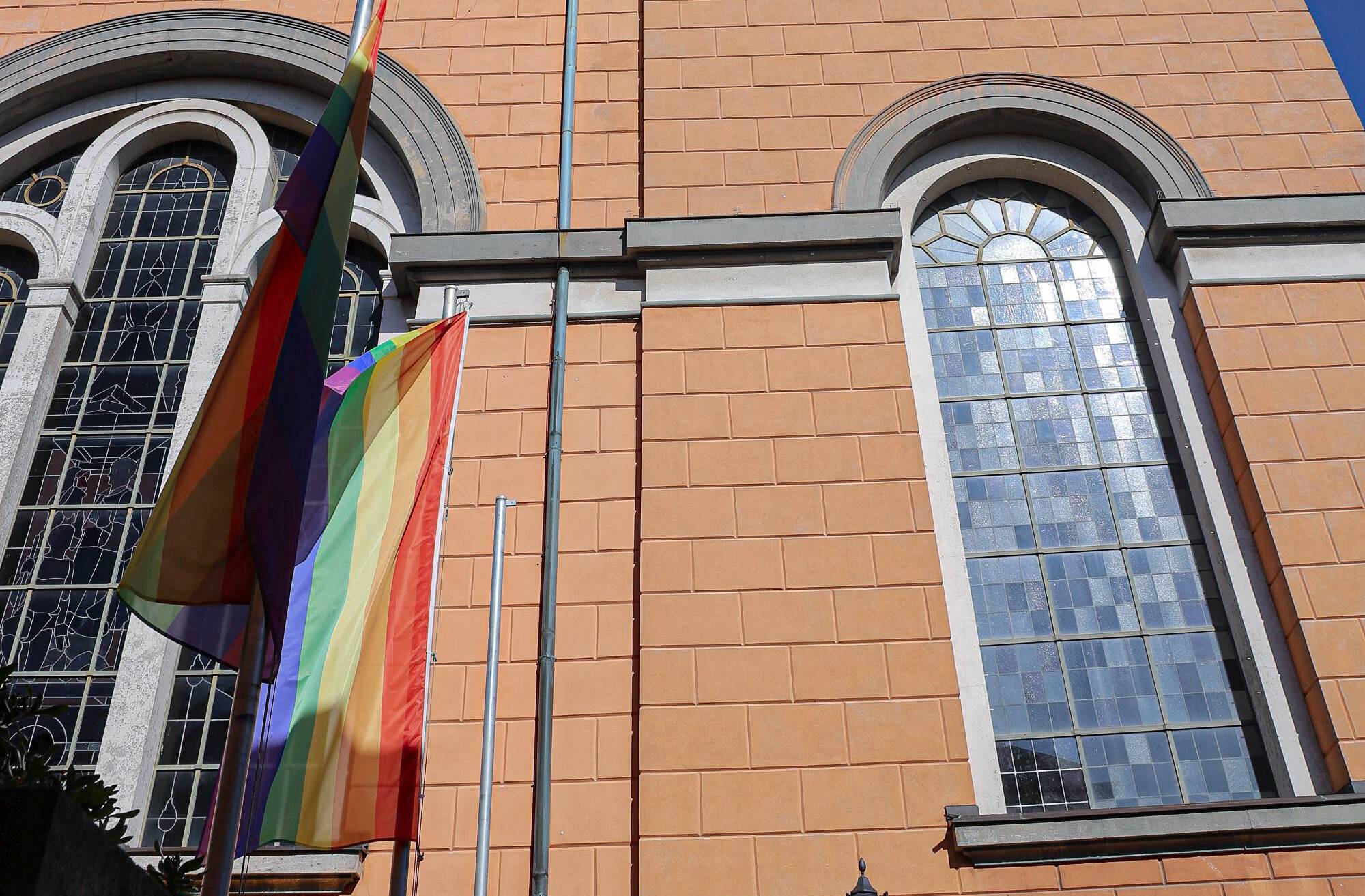 Die Regenbogenflagge an der Laurentiuskirche.