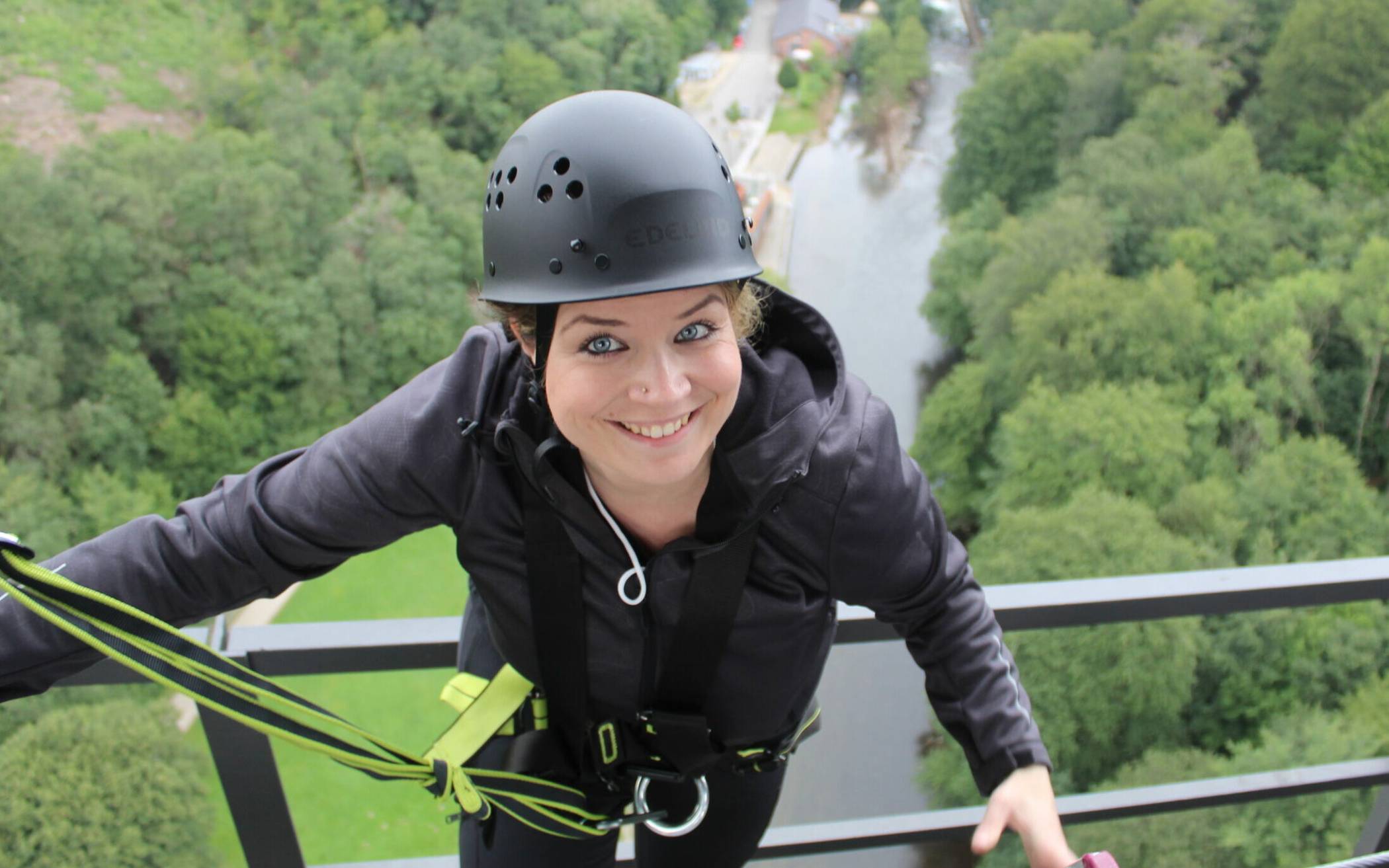  Rundschau-Redakteurin Milka Vidovic in 100 Metern Höhe auf der Müngstener Brücke. 