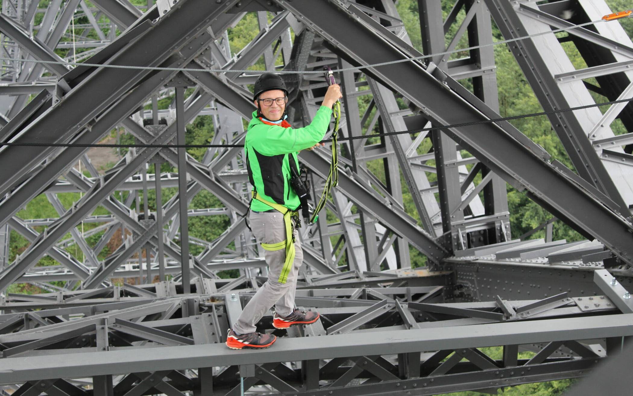 Andreas balanciert über den Balken in 100 Metern Höhe. Der ehemalige Lokführer fuhr etliche Züge über die Müngstener Brücke. 