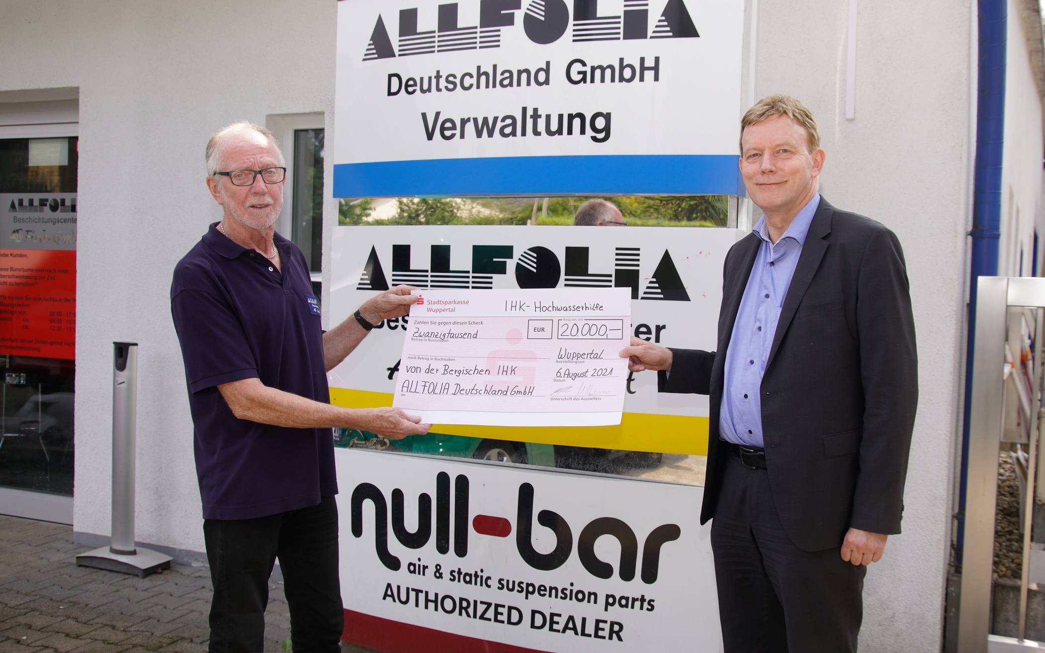  Werner Fink („Allfolia“) nimmt den Scheck von IHK-Hauptgeschäftsführer Michael Wenge entgegen. 