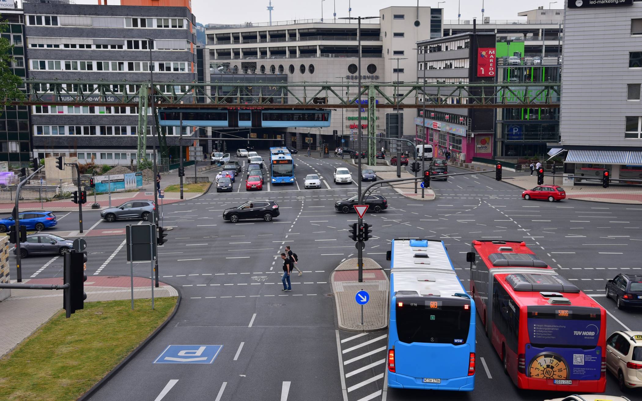  Busse und Schwebebahn an der Kreuzung Brausenwerth in Wuppertal. 