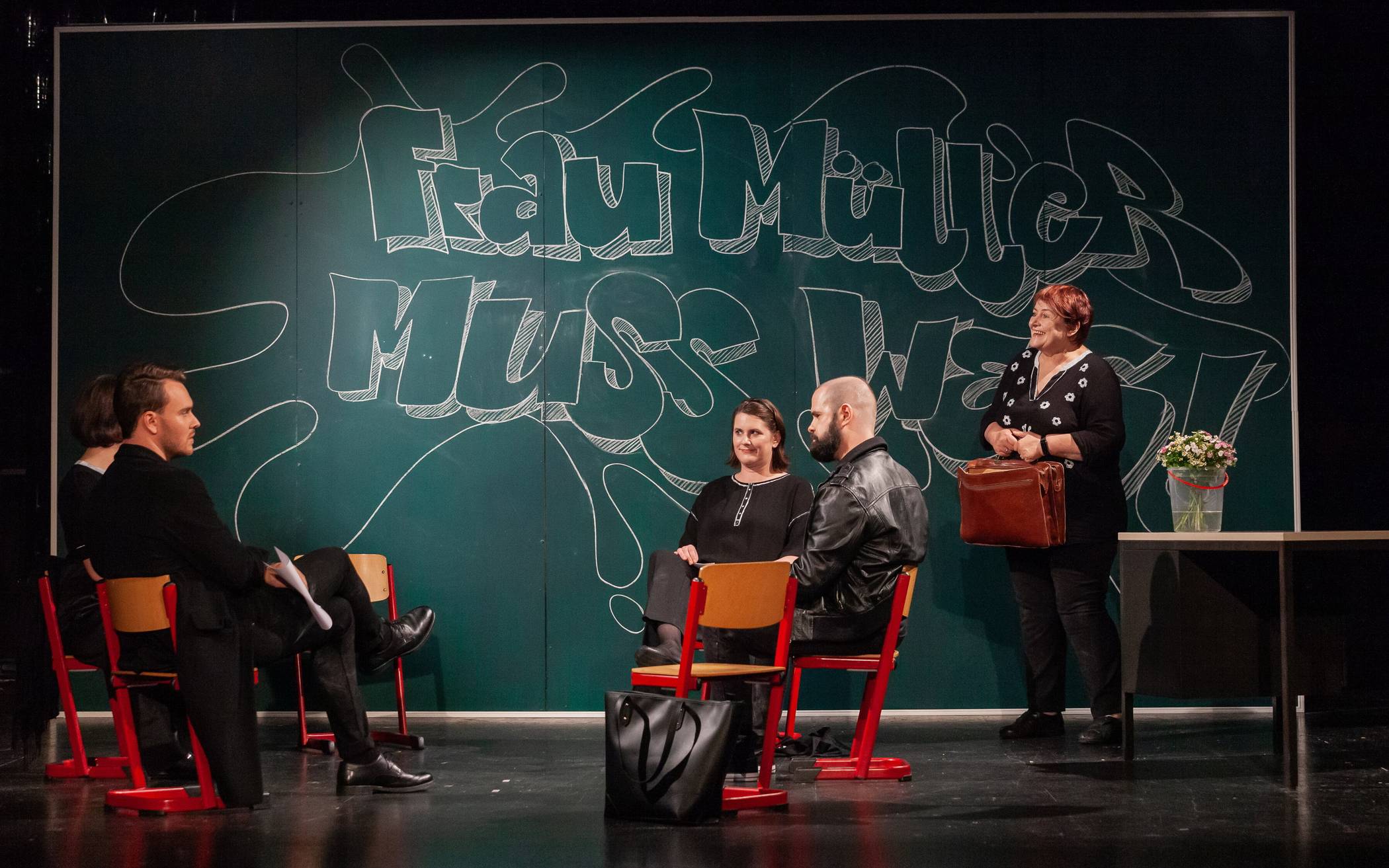 Minimalistische Bühne, maximaler Spaß: „Frau Müller muss weg“ im Taltontheater. 