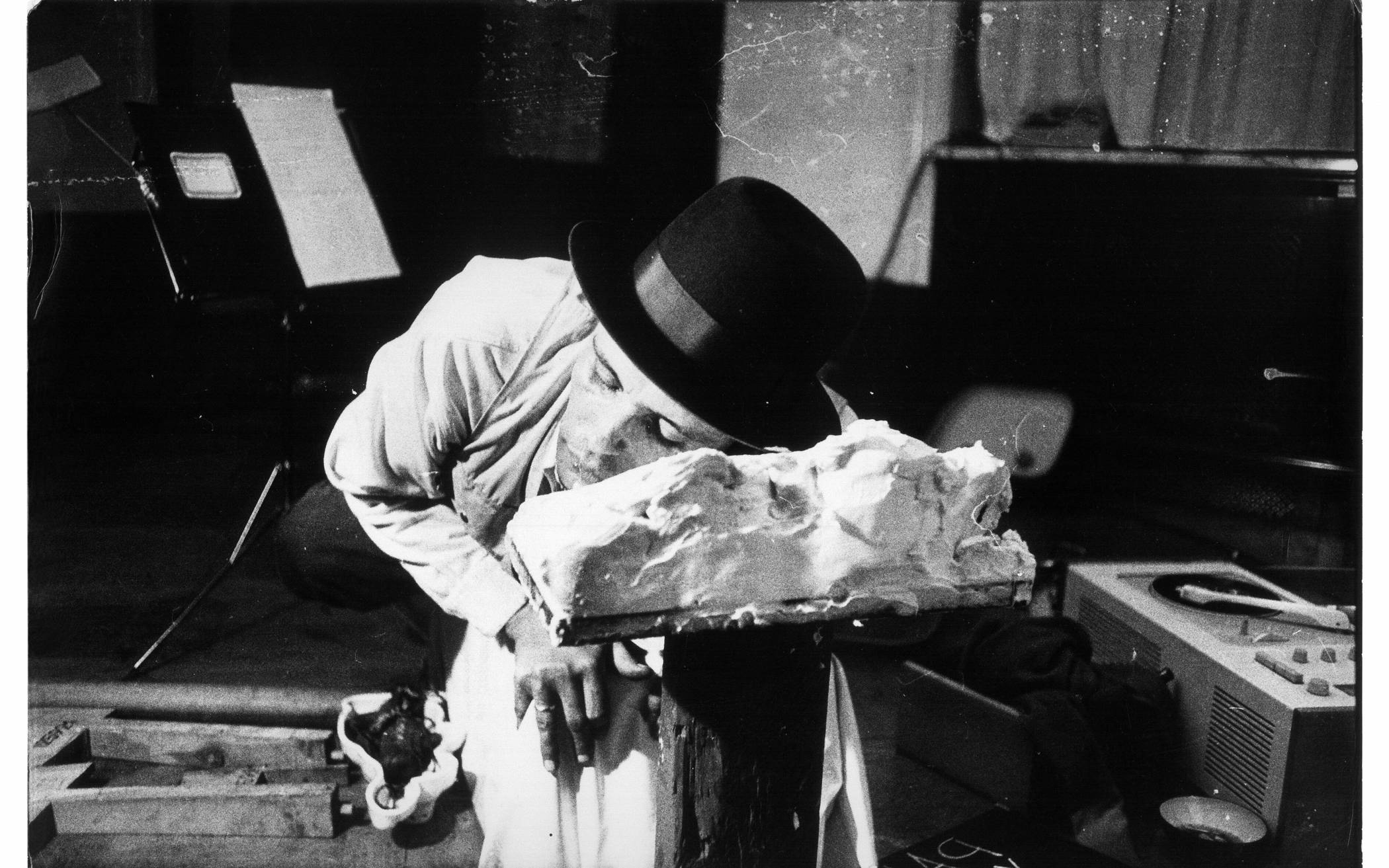  Joseph Beuys am 5. Juni 1965 um 0:24 Uhr beim 24-Stunden-Happening in der Galerie Parnass an der Moltkestraße im Briller Viertel – fotografiert von Ute Klophaus. 