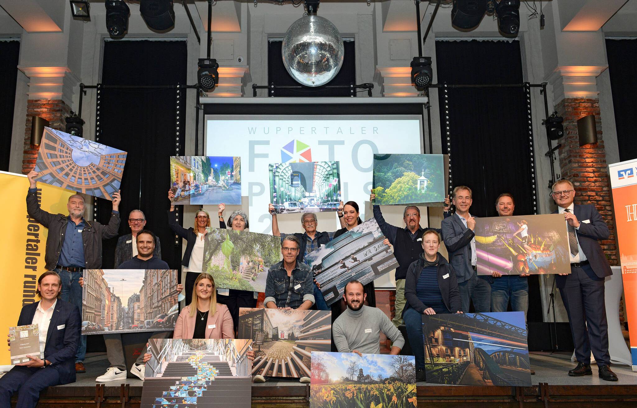  Die Fnalisten des Wuppertaler Fotopreises 2021 mit den Initiatoren und Wettbewerbs-Partnern. 