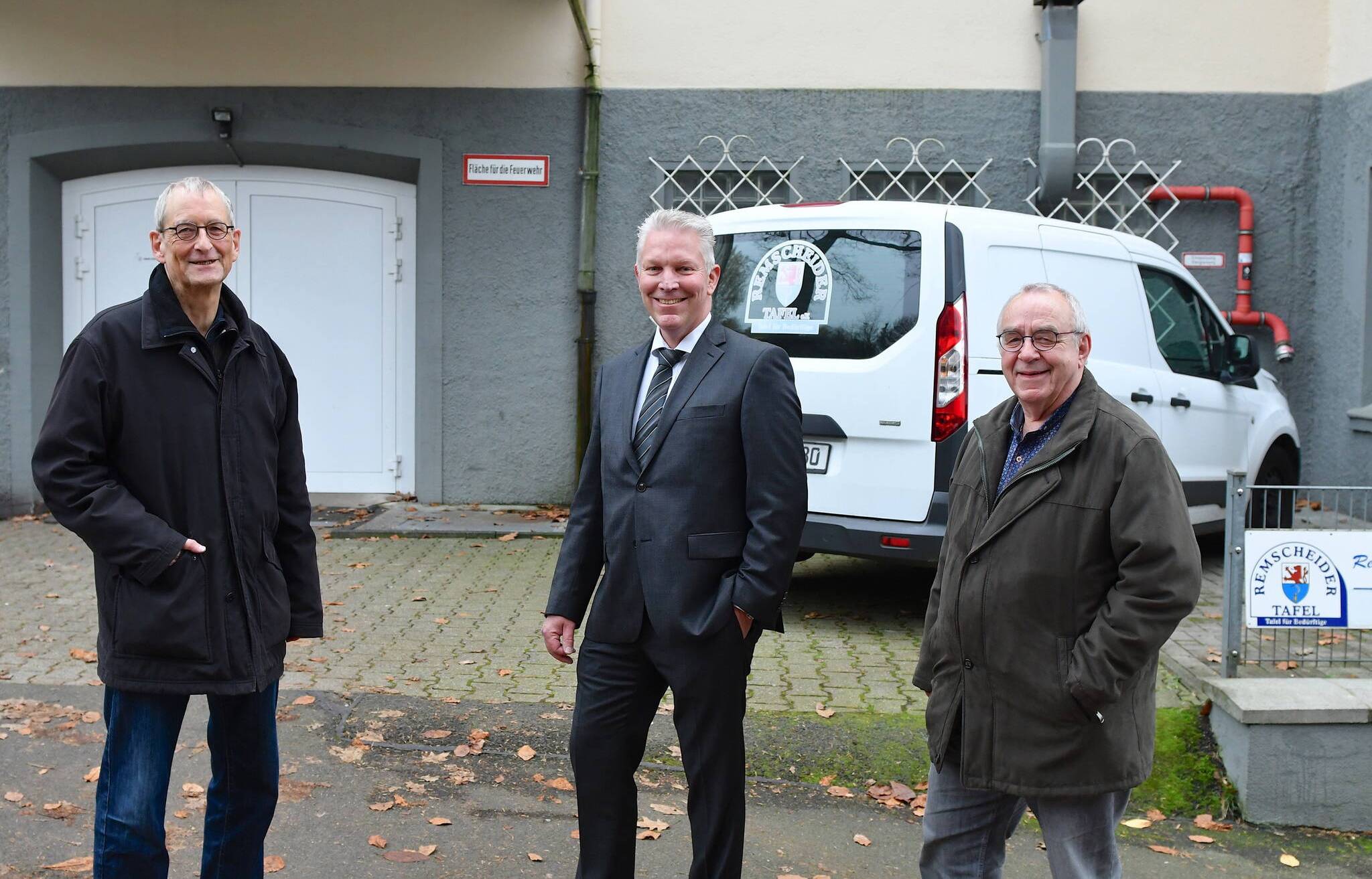  Volksbanker Oliver Wenzel (Mi.) traf Frank vom Scheidt (li.) und Karl Strock bei der Remscheider Tafel zur Spendenübergabe. 