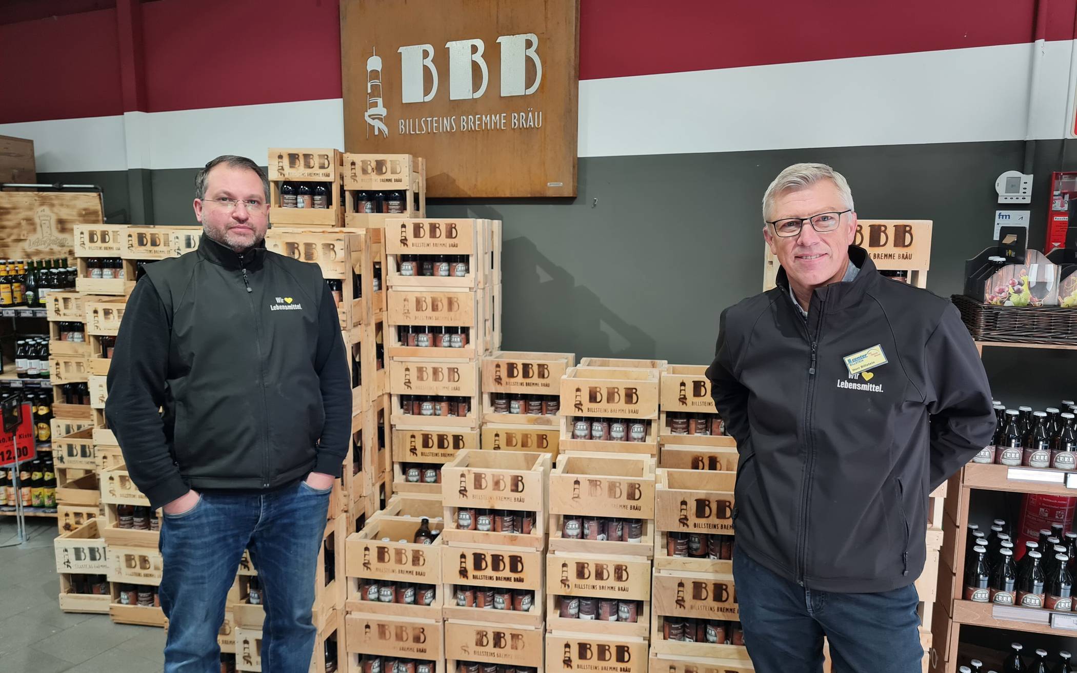  Getränkemarktleiter Oliver Kuhn (li.) und Edeka-Geschäftsführer Markus Billstein zeigen ihr hauseigenes Bier: Billsteins-Bremme-Bräu (BBB). 
