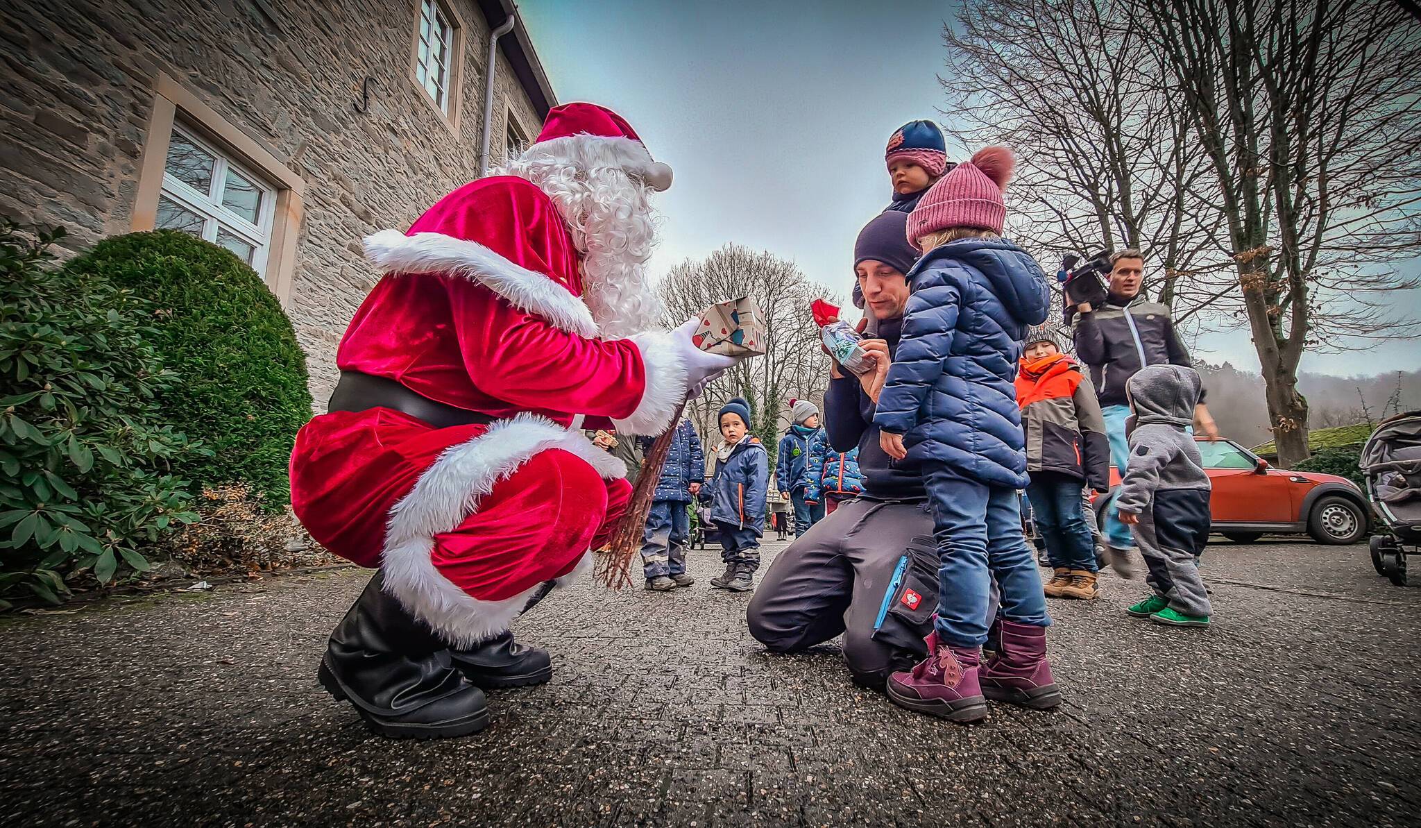  Der Weihnachtsmann brachte Geschenke an Flutopfer-Kinder in Beyenburg. 