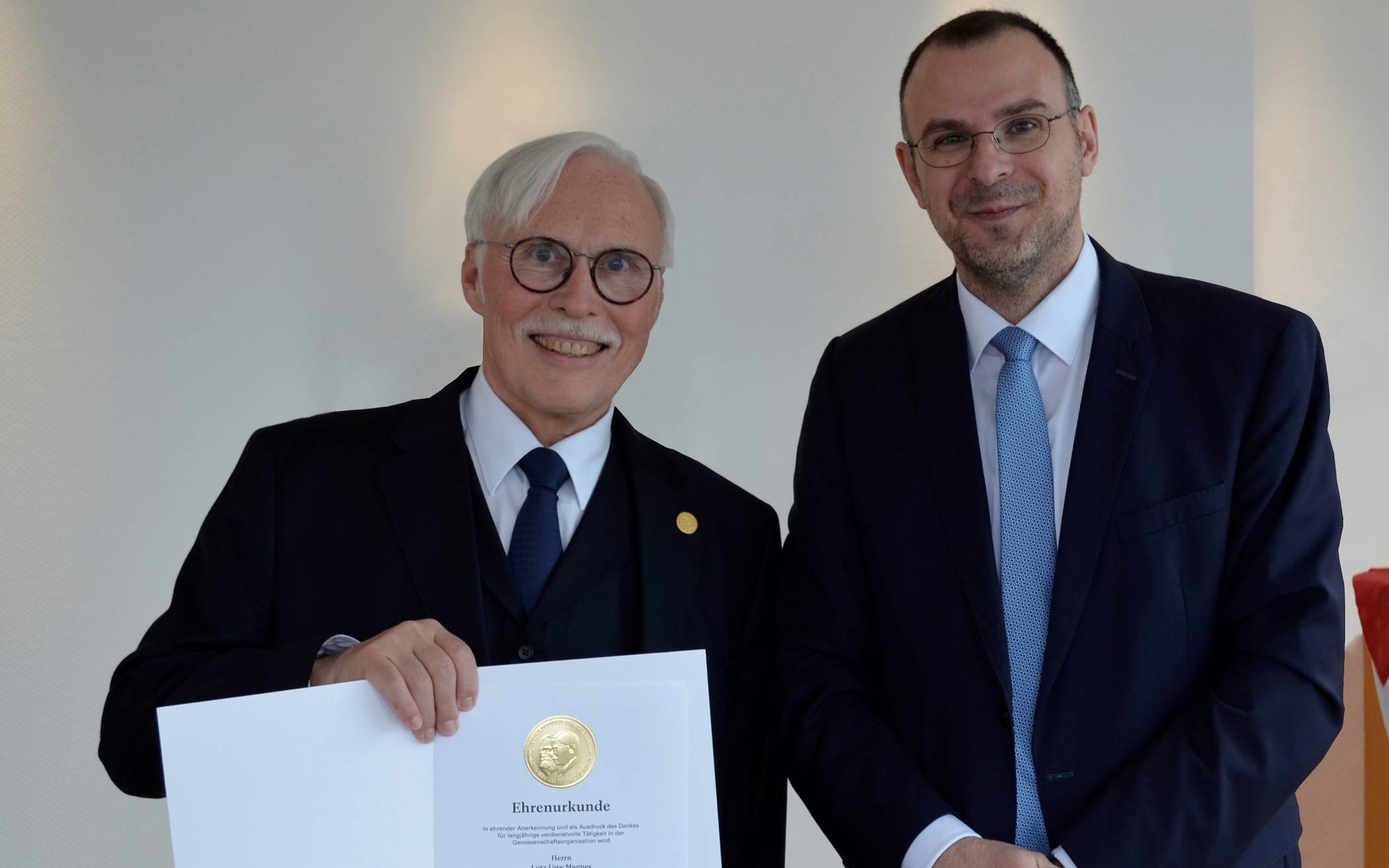  Karl-Heinz Tinter (r.) vom Genossenschaftsverband ehrte Volksbank-Vorstand Lutz Uwe Magney mit der Ehrennadel in Gold. 
