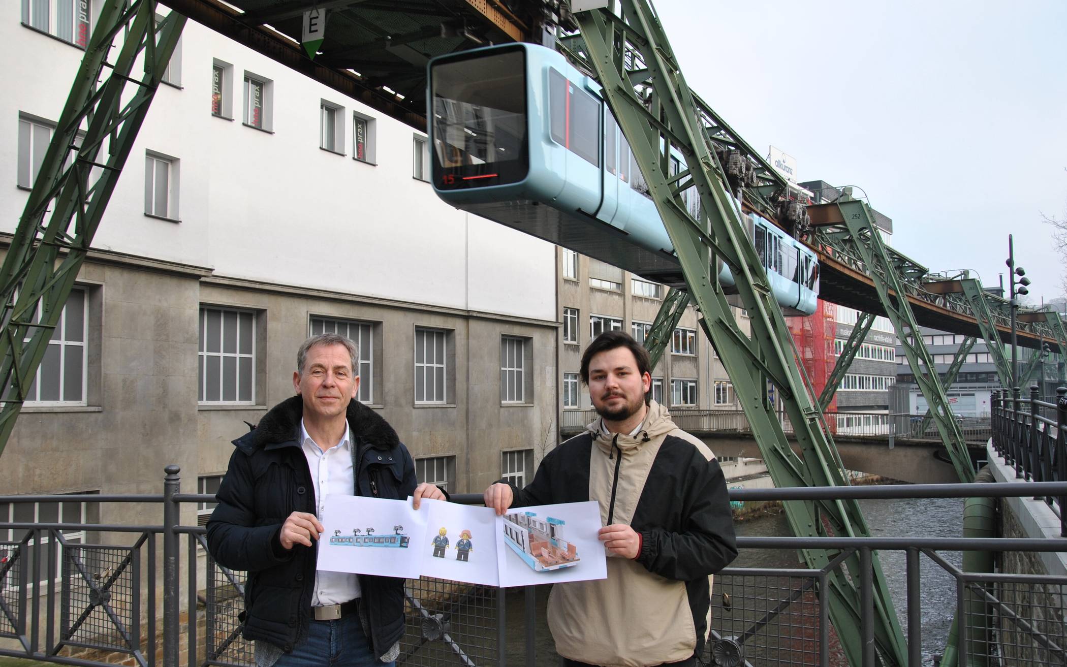  Martin Bang (li., Wuppertal Marketing) und Manuel Dwinger mit den Plänen. 