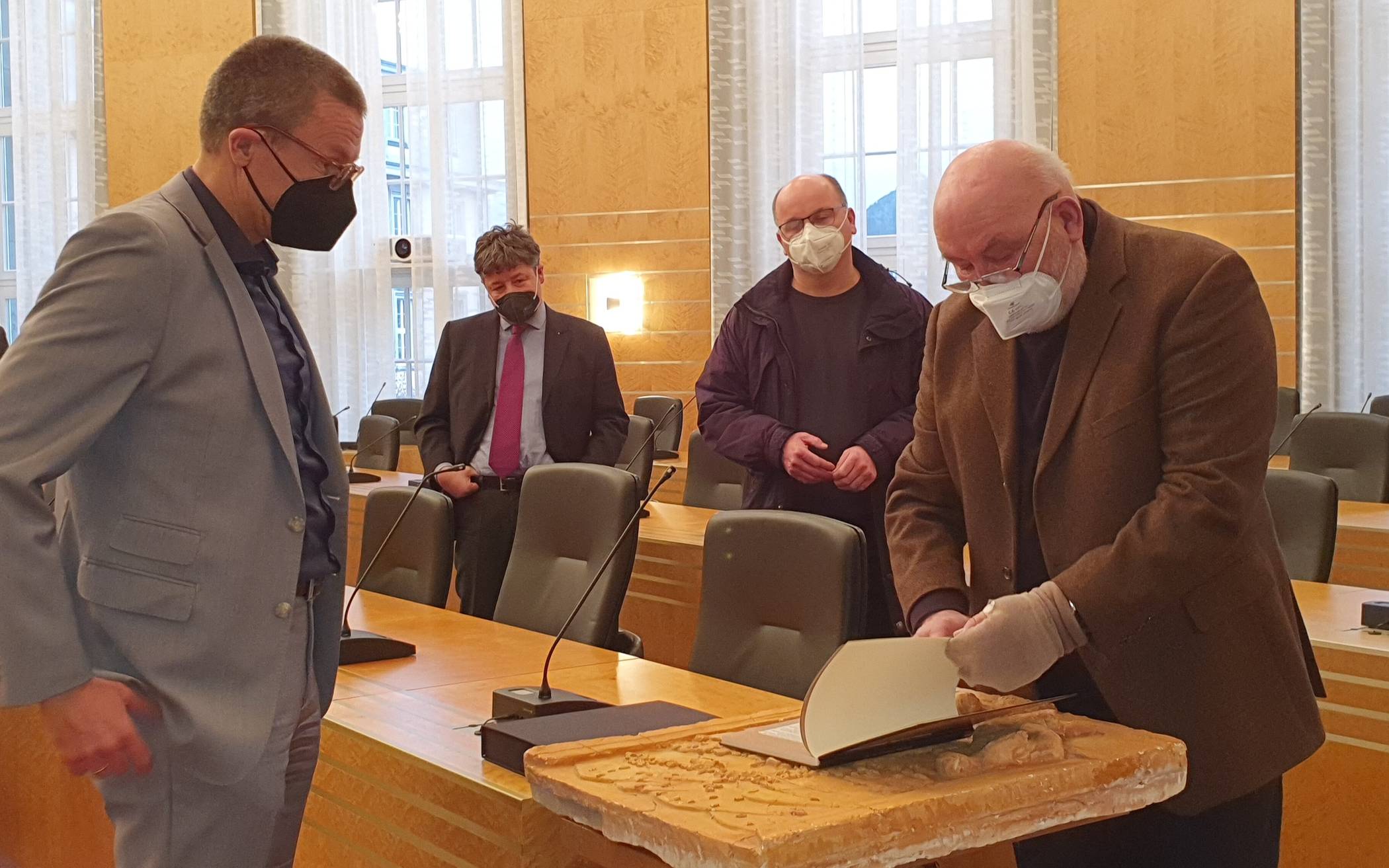  Oberbürgermeister Uwe Schneidewind mit Architekt Johannes Schally (r.), der der Stadt ein Relief und eine Dokumentation der Saal-Umbauten schenkte. 