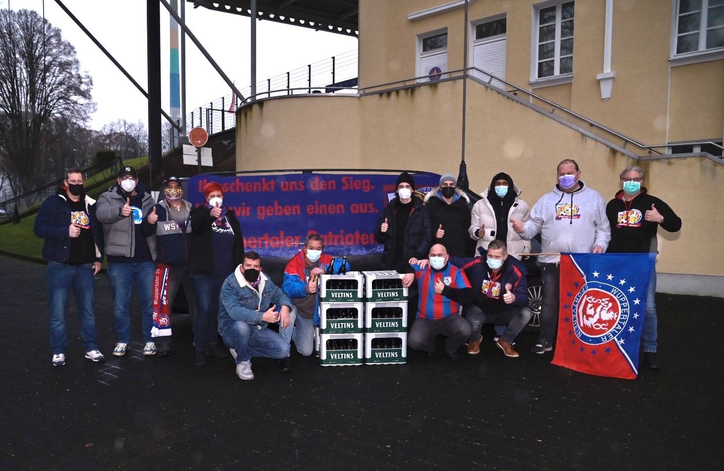 Mitglieder des WSV-Fanclubs „Wuppertaler Patrioten“ schlossen