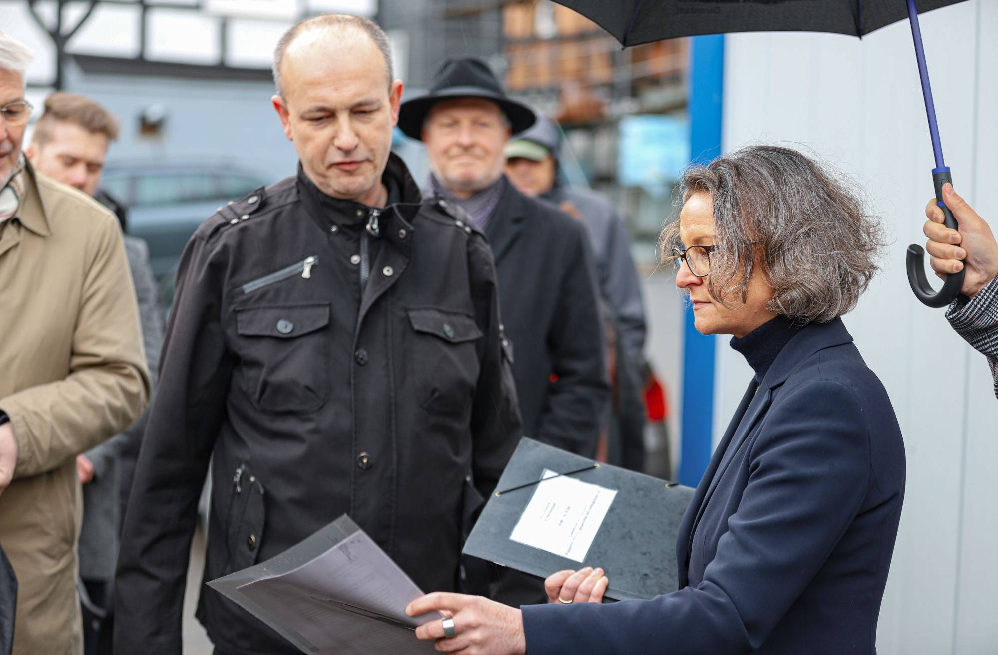 Ministerin Ina Scharrenbach besucht Wuppertaler Hochwasser-Opfer