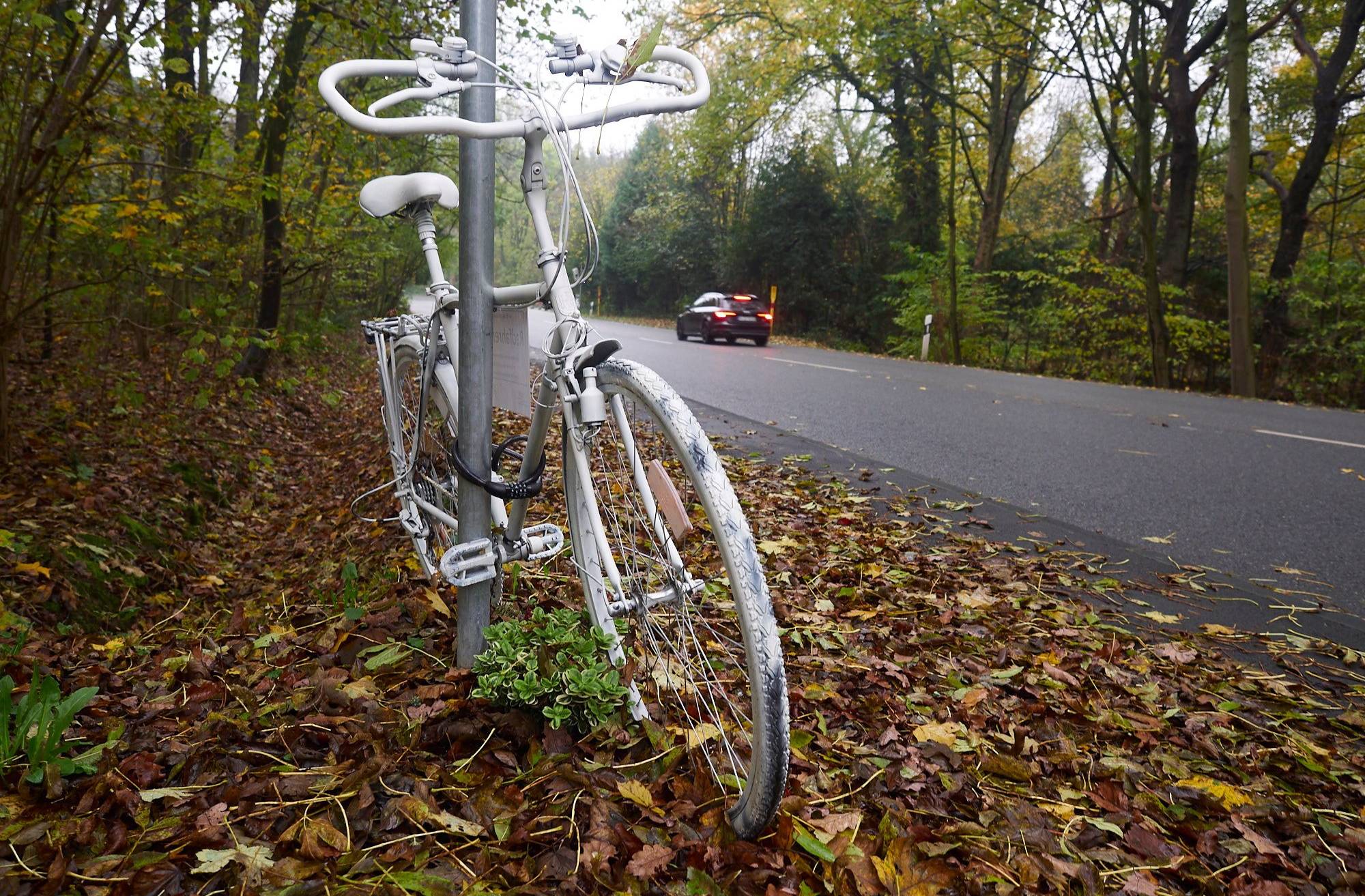  Ein weißes Fahrrad erinnert am Streckenrand an einen tödlichen Verkehrsunfall. 