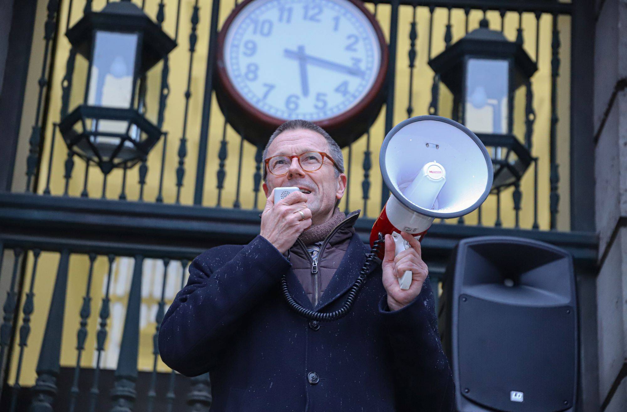 Oberbürgermeister Uwe Schneidewind bei der Solidaritätsküundgebung am Donnerstag vor dem Rathaus. 