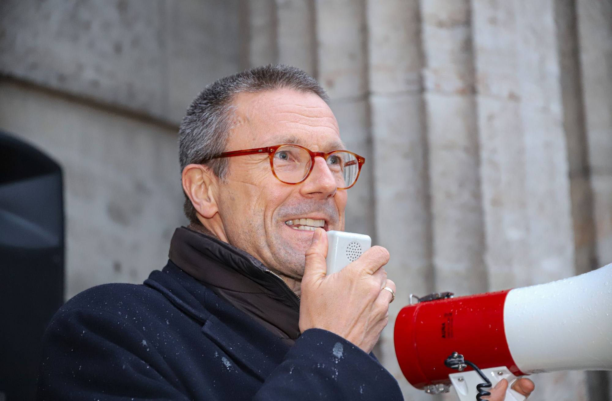  Oberbürgermeister Uwe Schneidewind bei einer Solidaritätskundgebung vor dem Rathaus. 