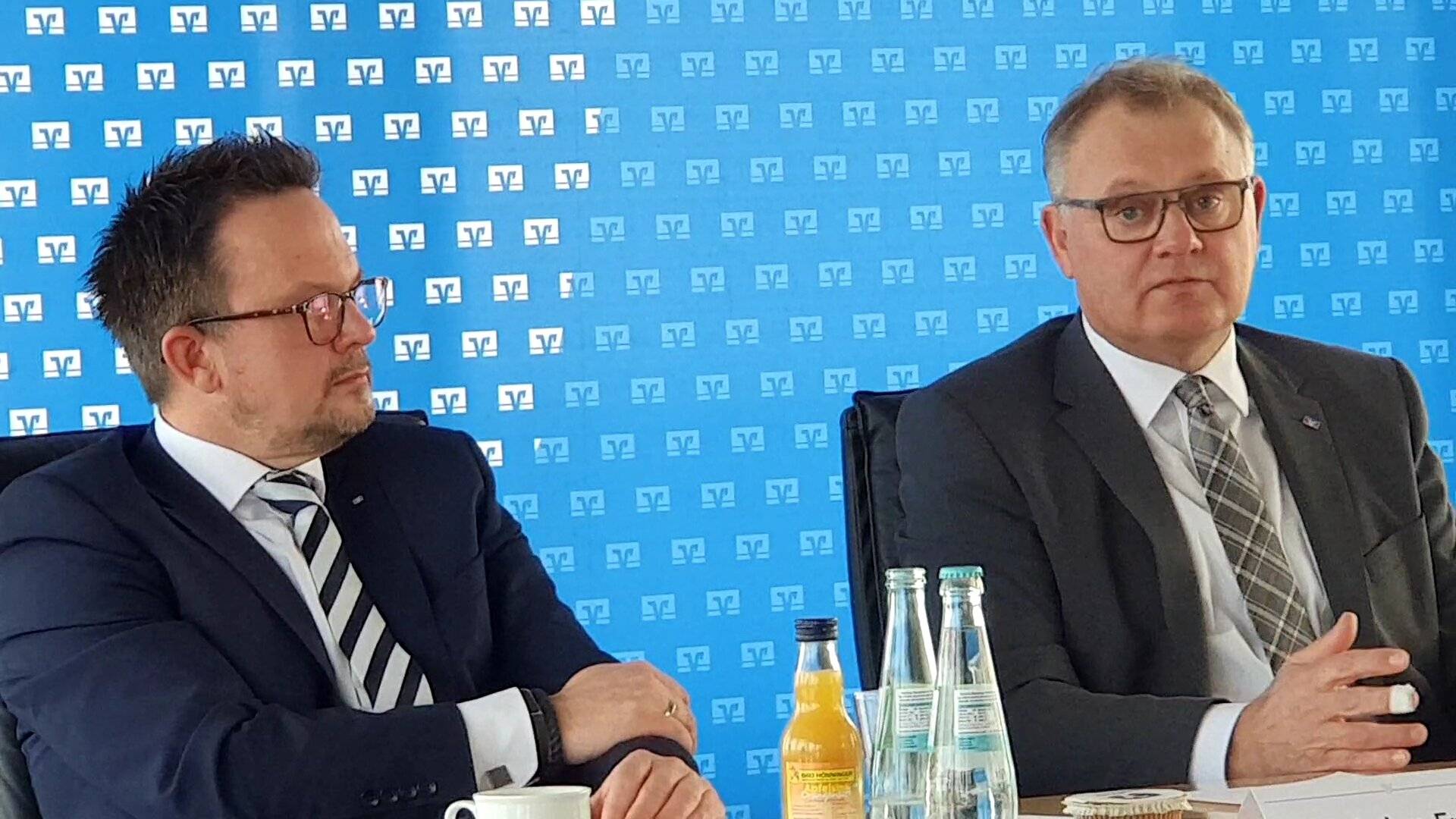  Der Volksbank-Vorstandsvorsitzende Andreas Otto (r.) und der neue Vorstand Christian Fried (l.) bei der Vorstellung der Bilanz für 2021. 