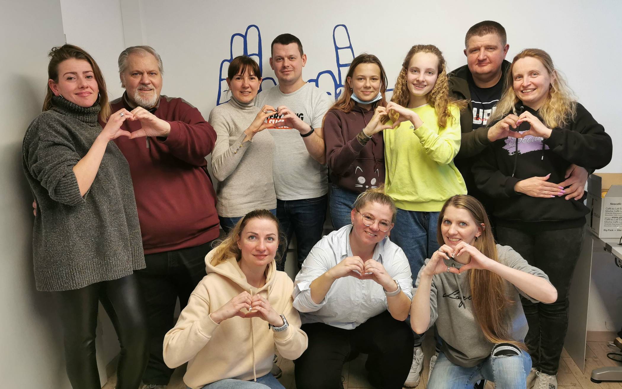  Das Herz-Zeichen als Symbol des friedlichen Miteinanders, das sie sich auch in der Ukraine wünschen würden: Das Team des Vereins zur Förderung der Gehörlosen mit den geflohenen Familien. 