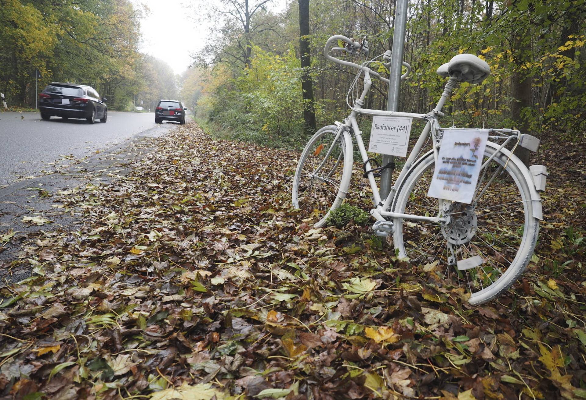  Ein weißes Rad erinnert auf der verkehrsreichen Straße an einen tödlich verunglückten Radfahrer. 