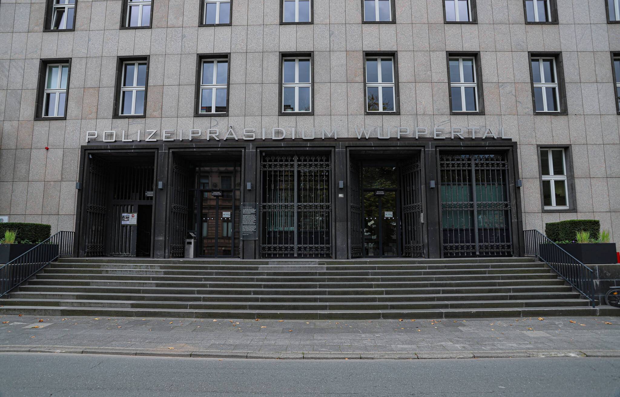  Das Wuppertaler Polizeipräsidium warnt vor Trickbetrügerinnen und -betrügern, 