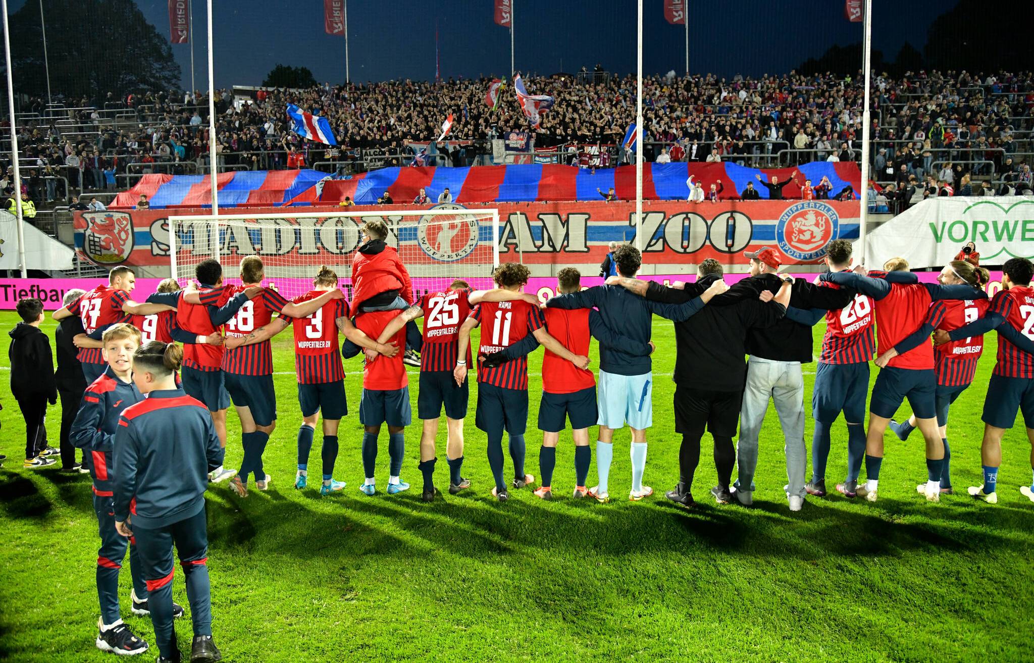  Das Team feierte gemeinsam mit den Fans auf der „Nord“. 