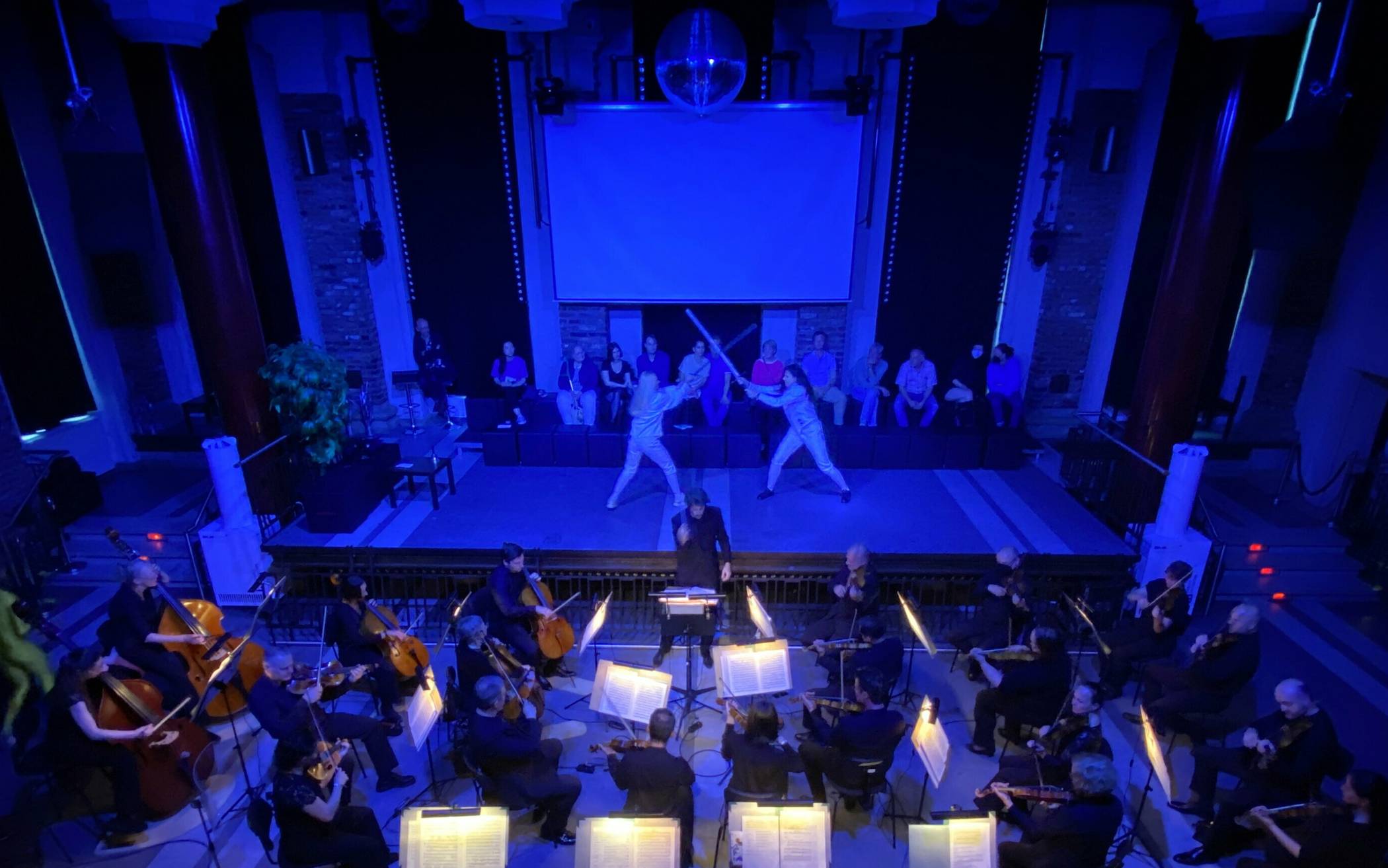  „Danse Macabre“ im blauen Licht mit zwei ukrainischen Fechterinnen und dem Sinfonieorchester. 