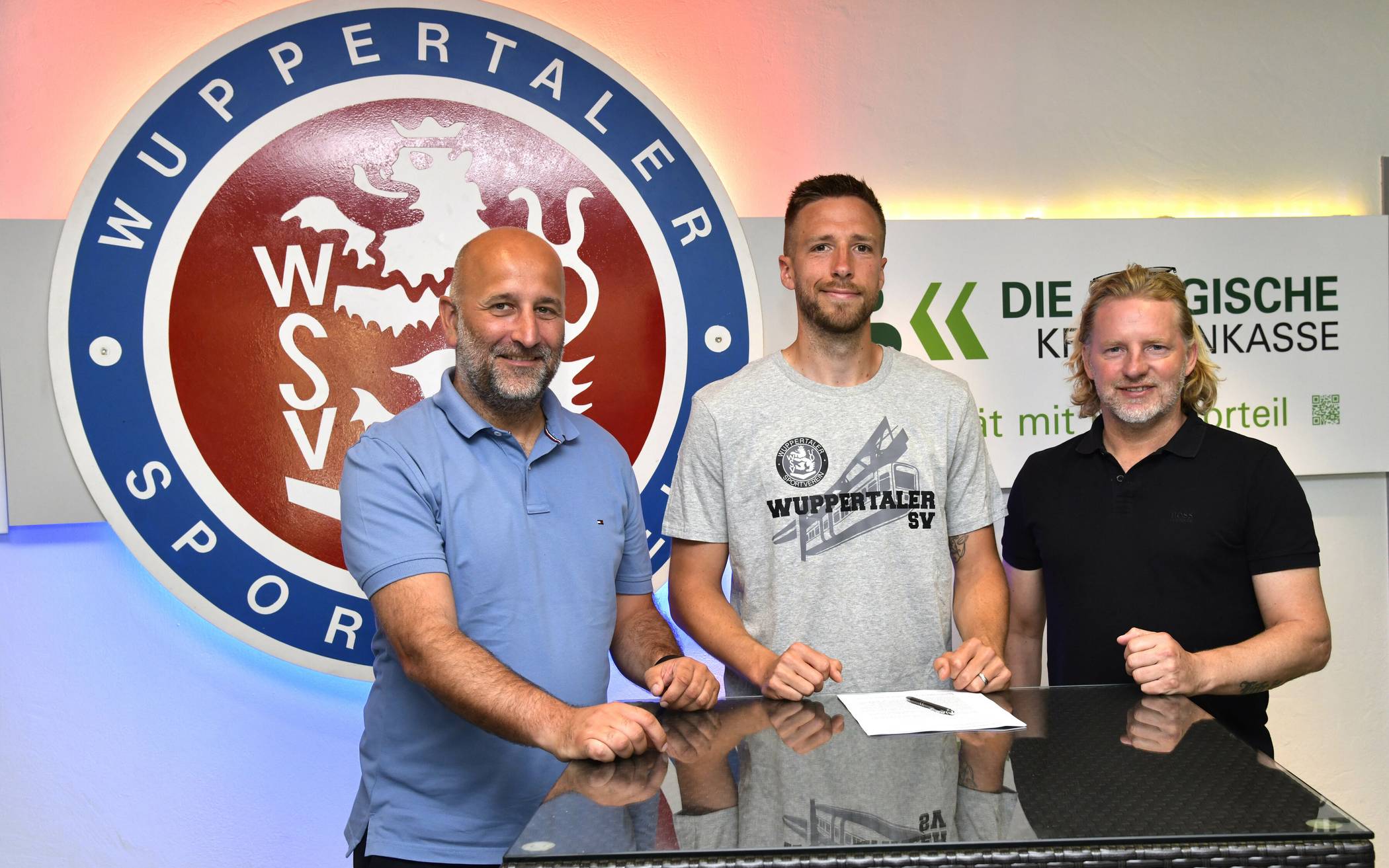  WSV-Trainer Björn Mefnert (l.) mit Neuztugang Marco Stiepermann und Sportdirektor Stephan Küsters (r.) 