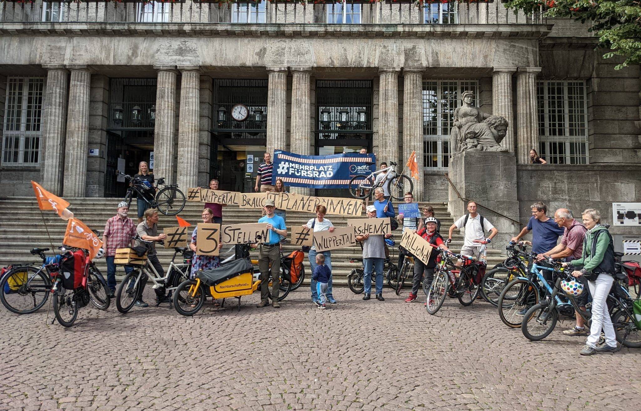  Anlässlich der städtischen Haushaltsberatungen riefen der ADFC Wuppertal-Solingen, die Vereine „Fahrradstadt Wuppertal“ und „Fuss“, das „Bündnis Mobiles Wuppertal“ und der VCD Bergisch Land zu einer Demonstration vor dem Rathaus auf. 