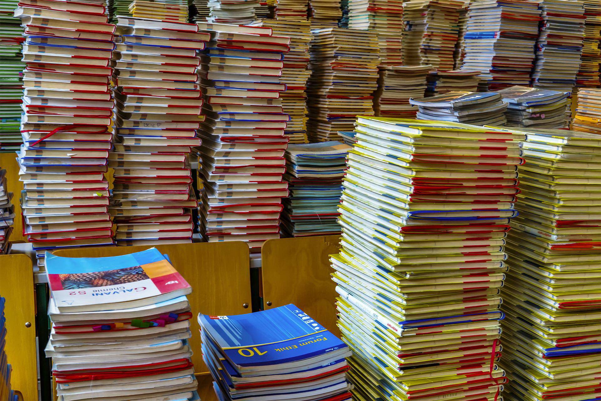 Stapel voller Schülbücher (Symbolbild).