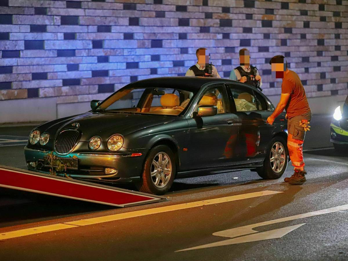 Im Jaguar ohne Kennzeichen und Führerschein
