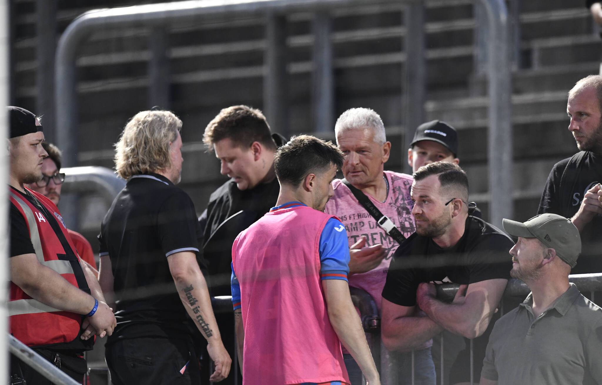  Sportchef Stephan Küsters und Moritz Montag (mit Leibchen) unterhielten sich nach dem 0:0 gegen Aachen mit den Fans- 