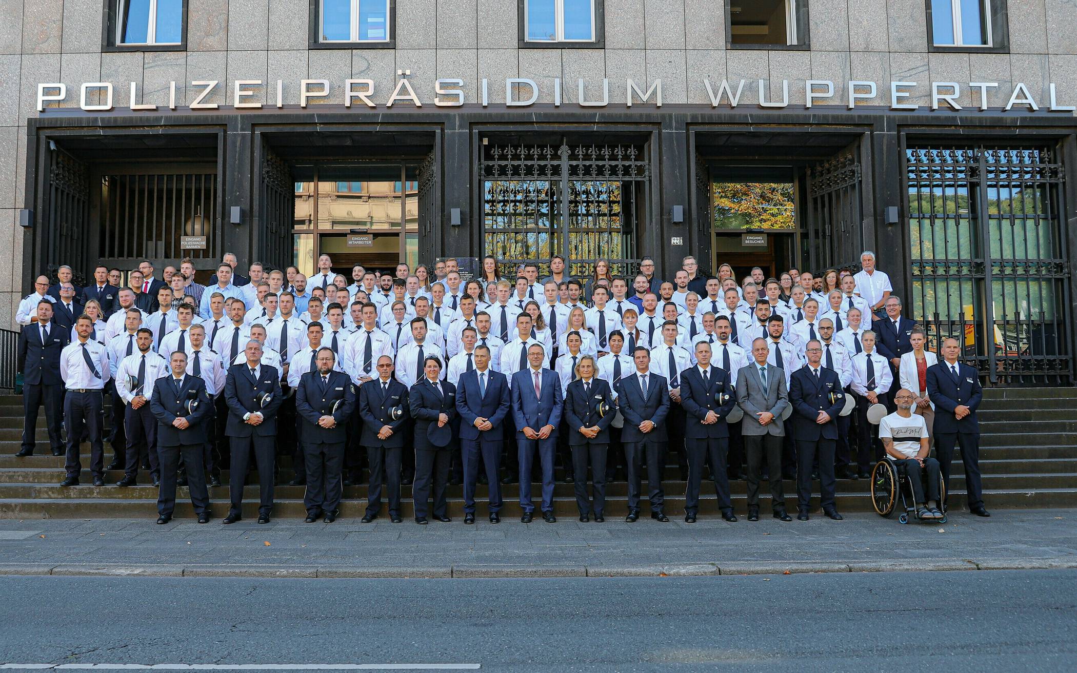 Die Polizei Wuppertal freut sich über 103 Kolleginnen und Kollegen, die ihren Dienst aufnehmen.