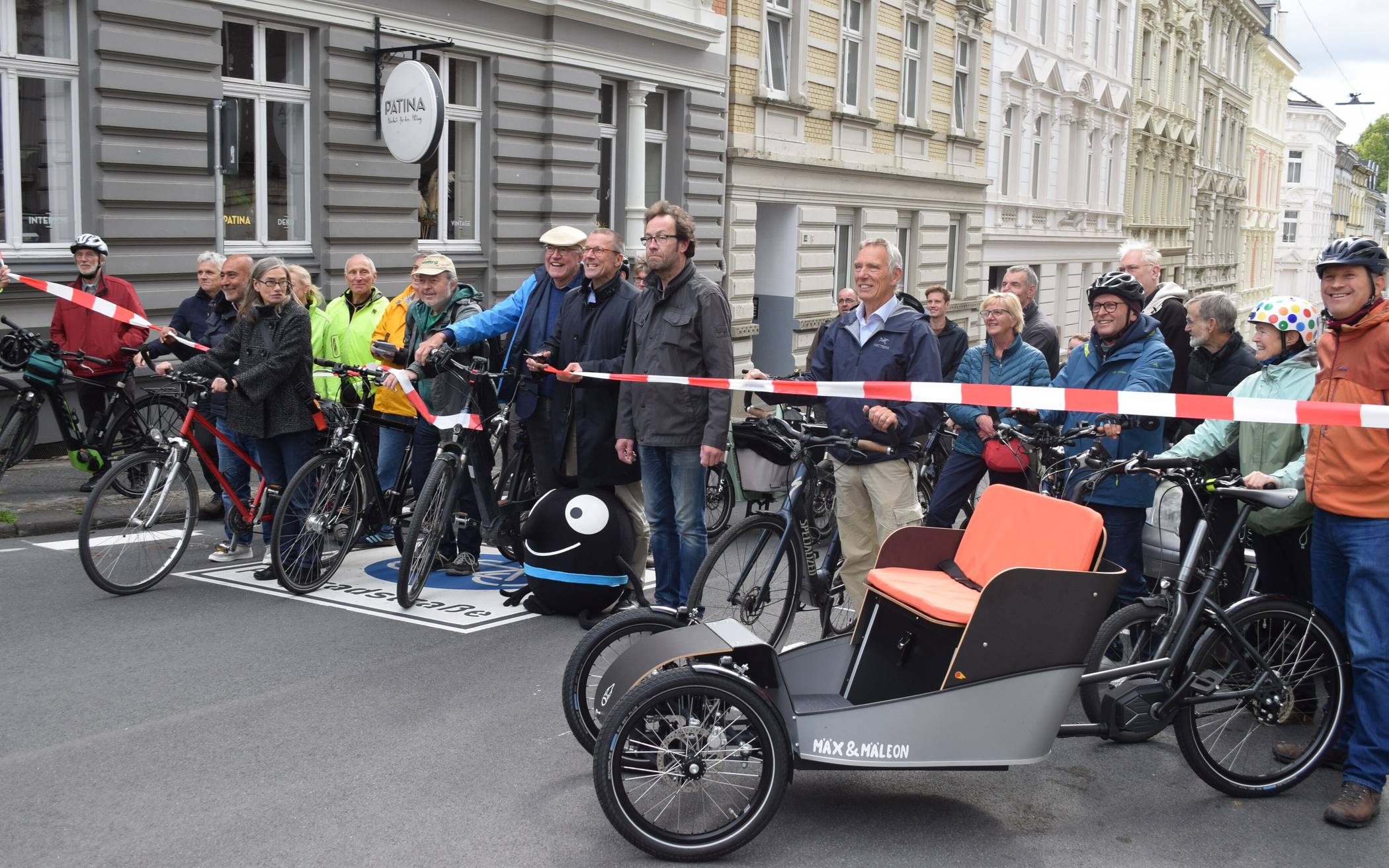 Oberbürgermeister Uwe Schneidewind hat die Fahrradstraße offiziell eröffnet.
