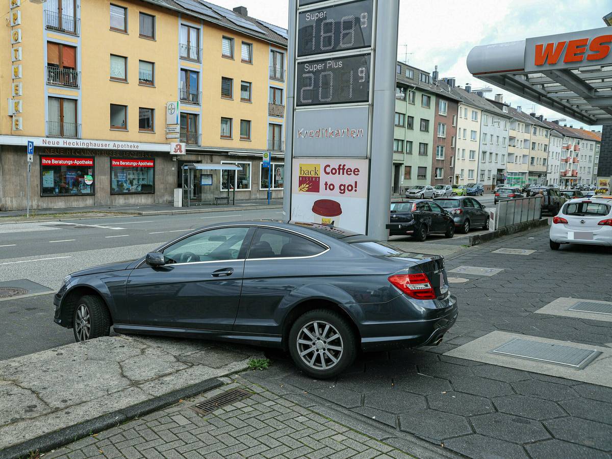 
Mercedes setzt auf Tankstellen-Mauer auf
