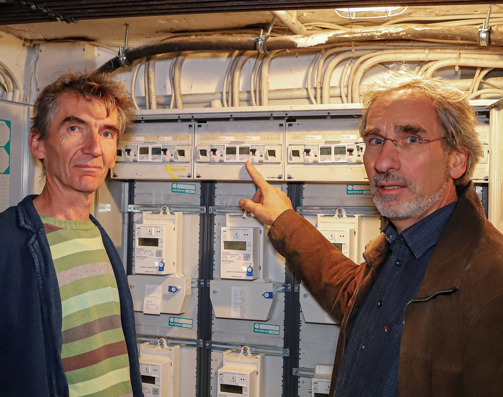  Mieter Andre Masek (li.) und Rainer Ifang (bbeg-Aufsichtsrat) an den jeweiligen Stromzählern, die künftig weniger Verbrauch anzeigen. 