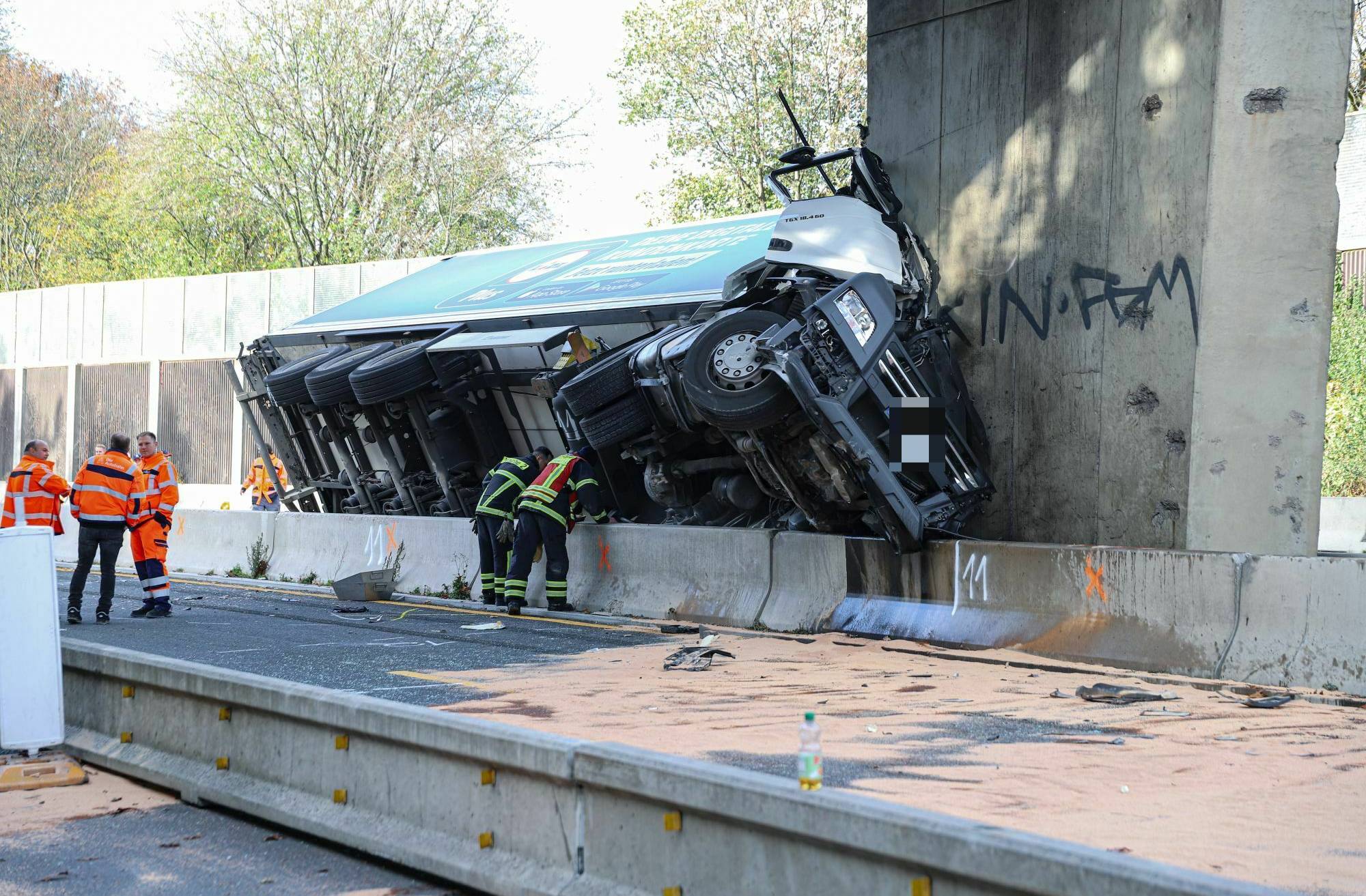 Lkw-Fahrer stirbt auf der A 46​ in Wuppertal