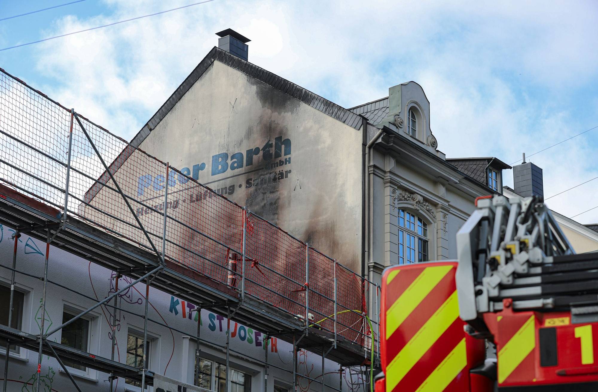  Der Brand beschädigte die Fassade des Nachbargebäudes. 