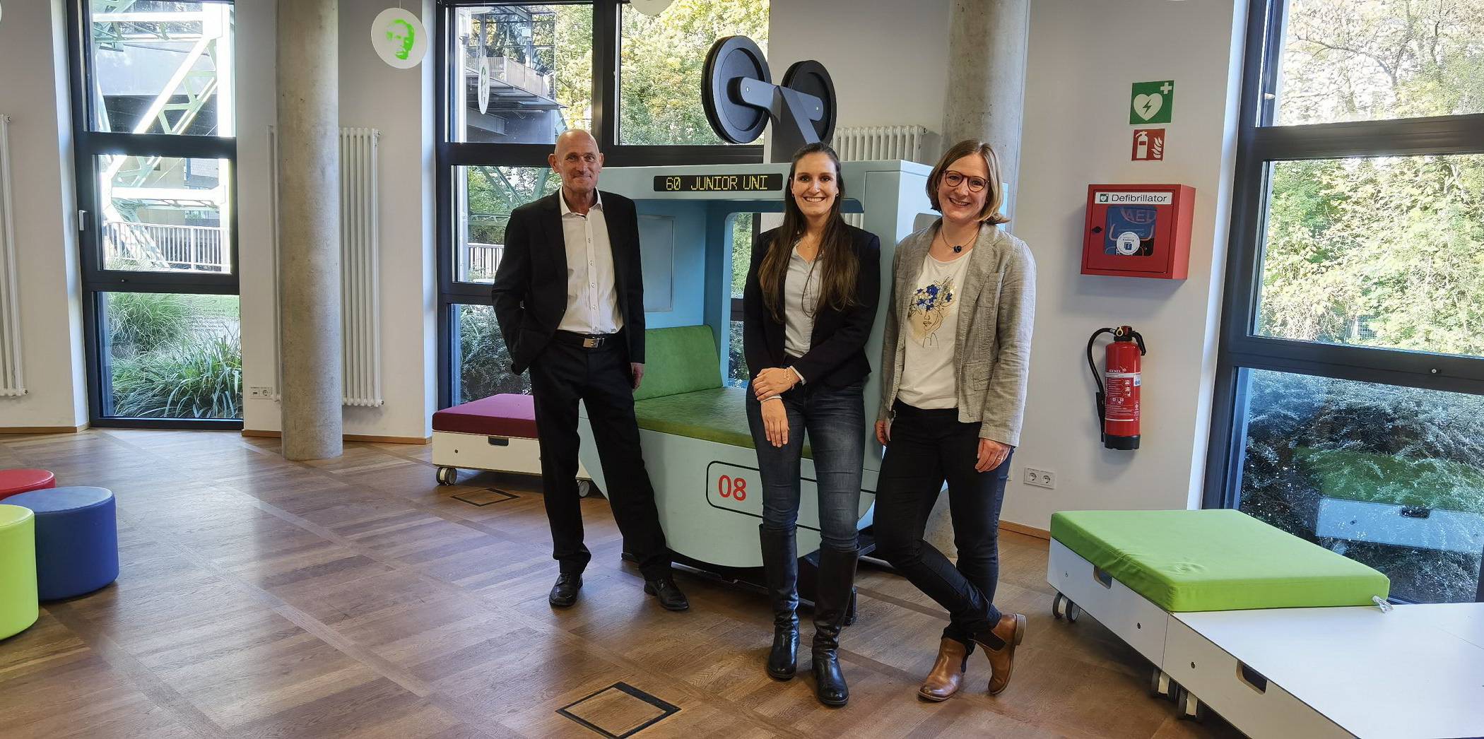 Manfred Fuhg und Katja Lübcke von der Siemens AG waren zur Spendenübergabe an Junior Uni-Geschäftsführerin Dr. Ariane Staab (v.li.) nach Wuppertal gekommen.