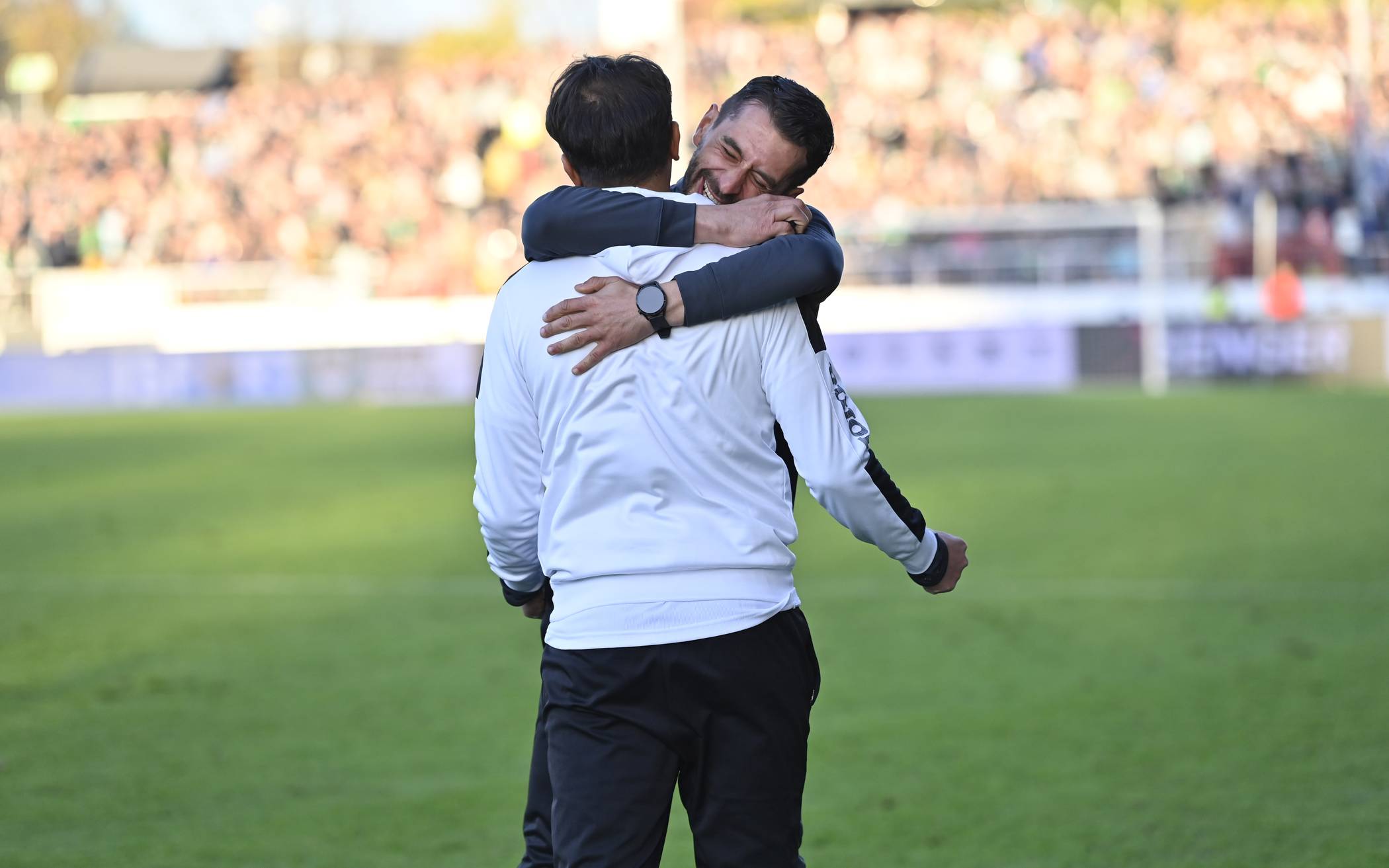  Sei umschlungen: Co-Trainer Samir El Hajjaj mit Chefcoach Hüzeyfe Dogan nach dem Sieg in Münster. 