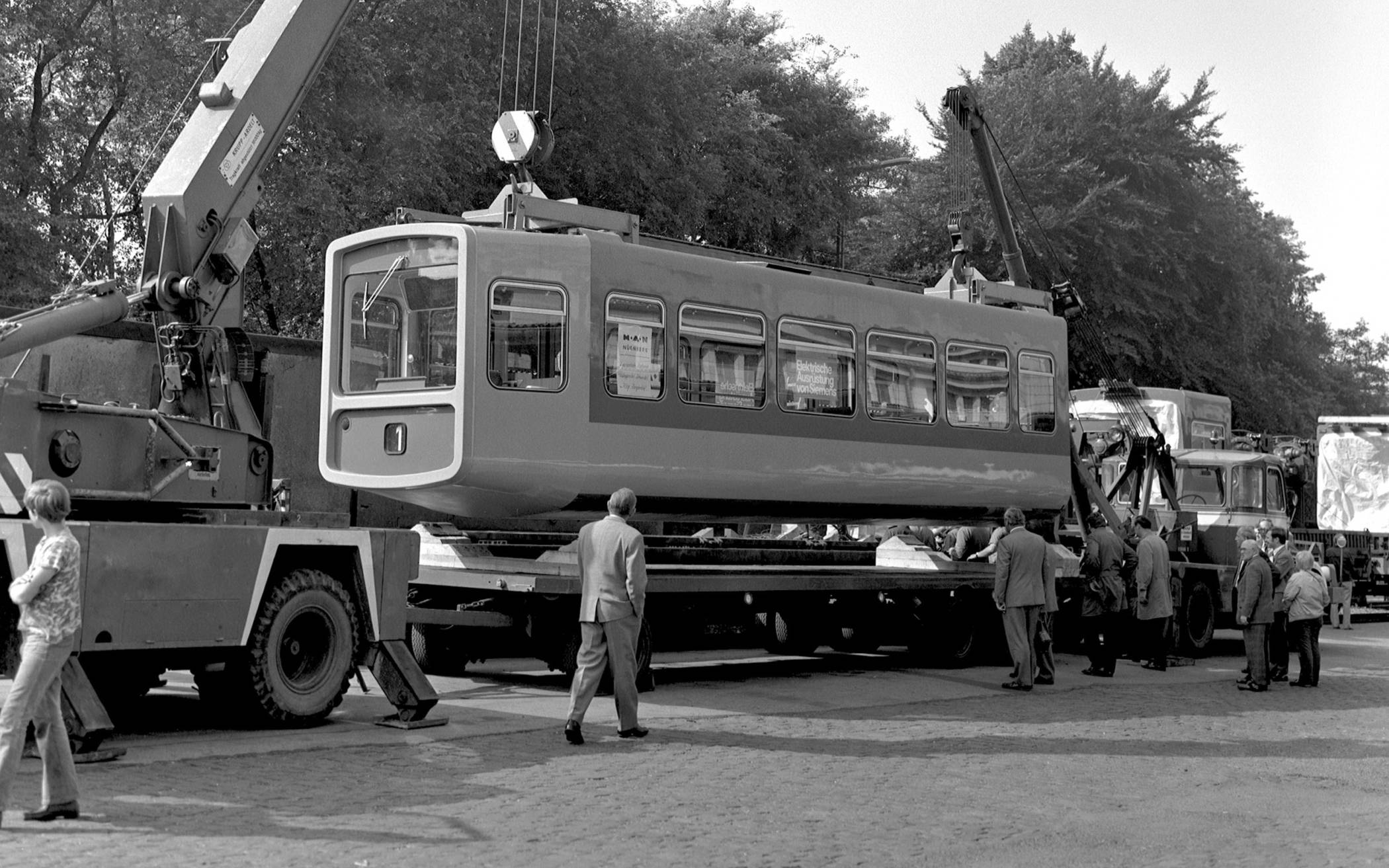 Die Anlieferung des ersten GTW 72 in Vohwinkel.
