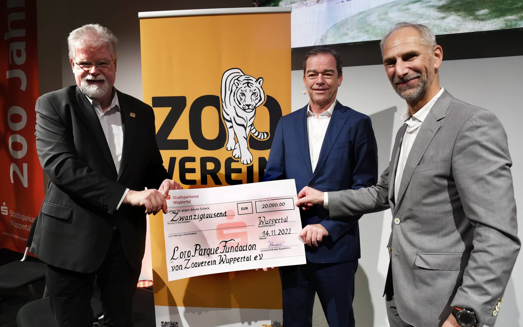 Von li.: Bruno Hensel (1. Vorsitzender des Zoo-Verein Wuppertal e.V.), Christoph Kiessling (Präsident der Loro Parque Fundacion) und Dr. Arne Lawrenz (Direktor des Grünen Zoos Wuppertal).