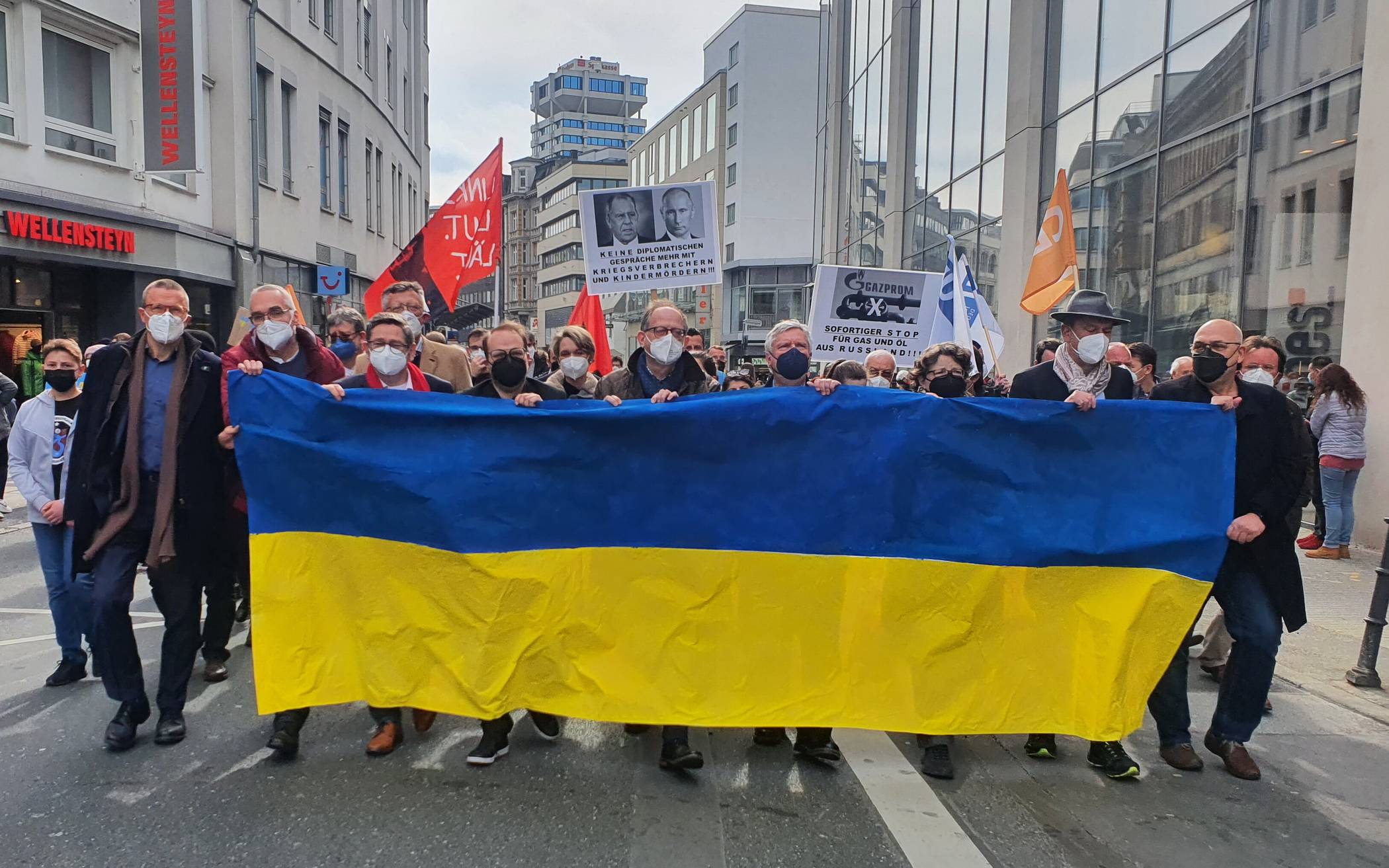  Rund 1.400 Wuppertalerinnen und Wuppertaler demonstrierten am 12. April in Elberfeld für Solidarität mit der Ukraine und einen Stopp des russischen Krieges. 